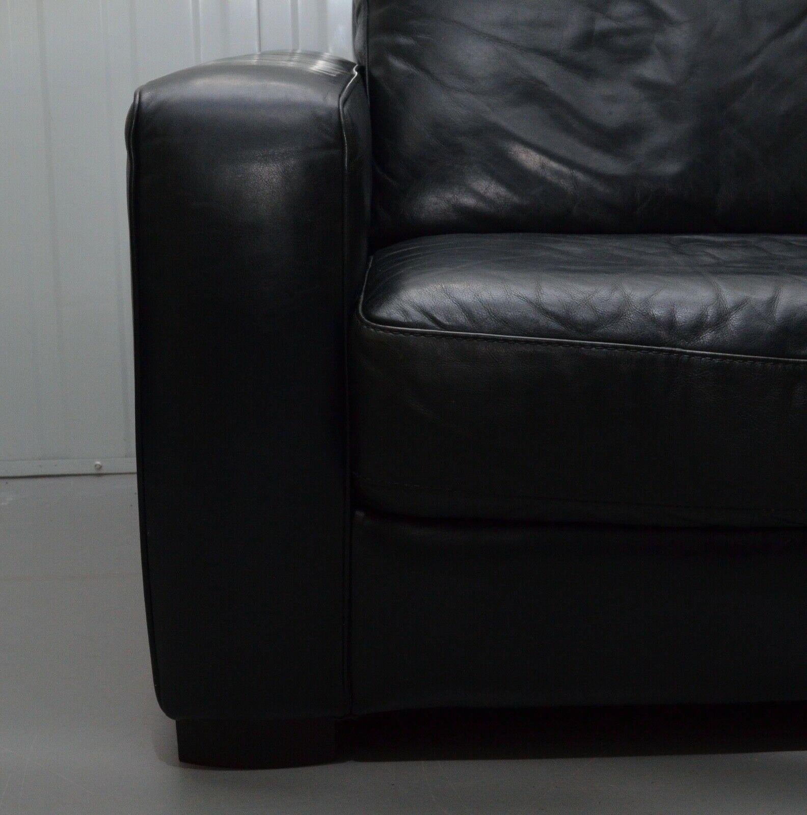 Italian 1 of 2 FINE NATUZZI BLACK LEATHER TWO SEATER SOFAS MATCING ARMCHAIR AVAILABLE For Sale