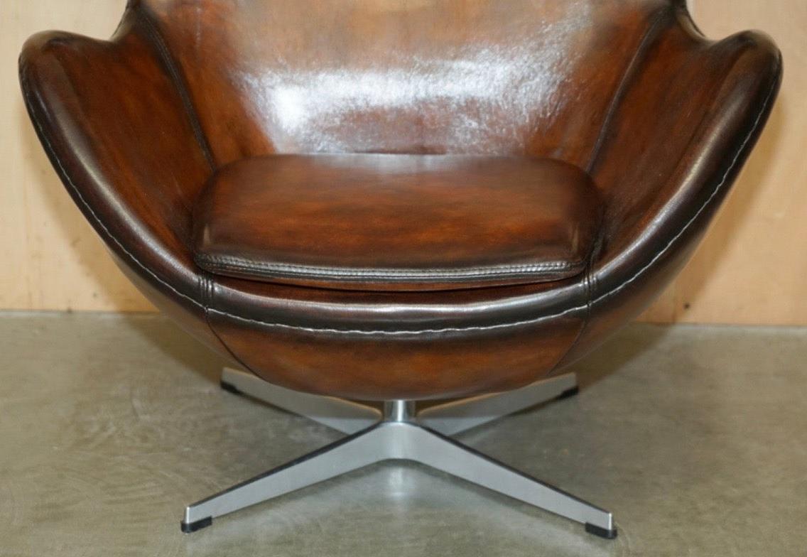20ième siècle 1 of 2 Fine Vintage restaurée Fritz Hansen Style Egg Chair Whisky Brown Leather