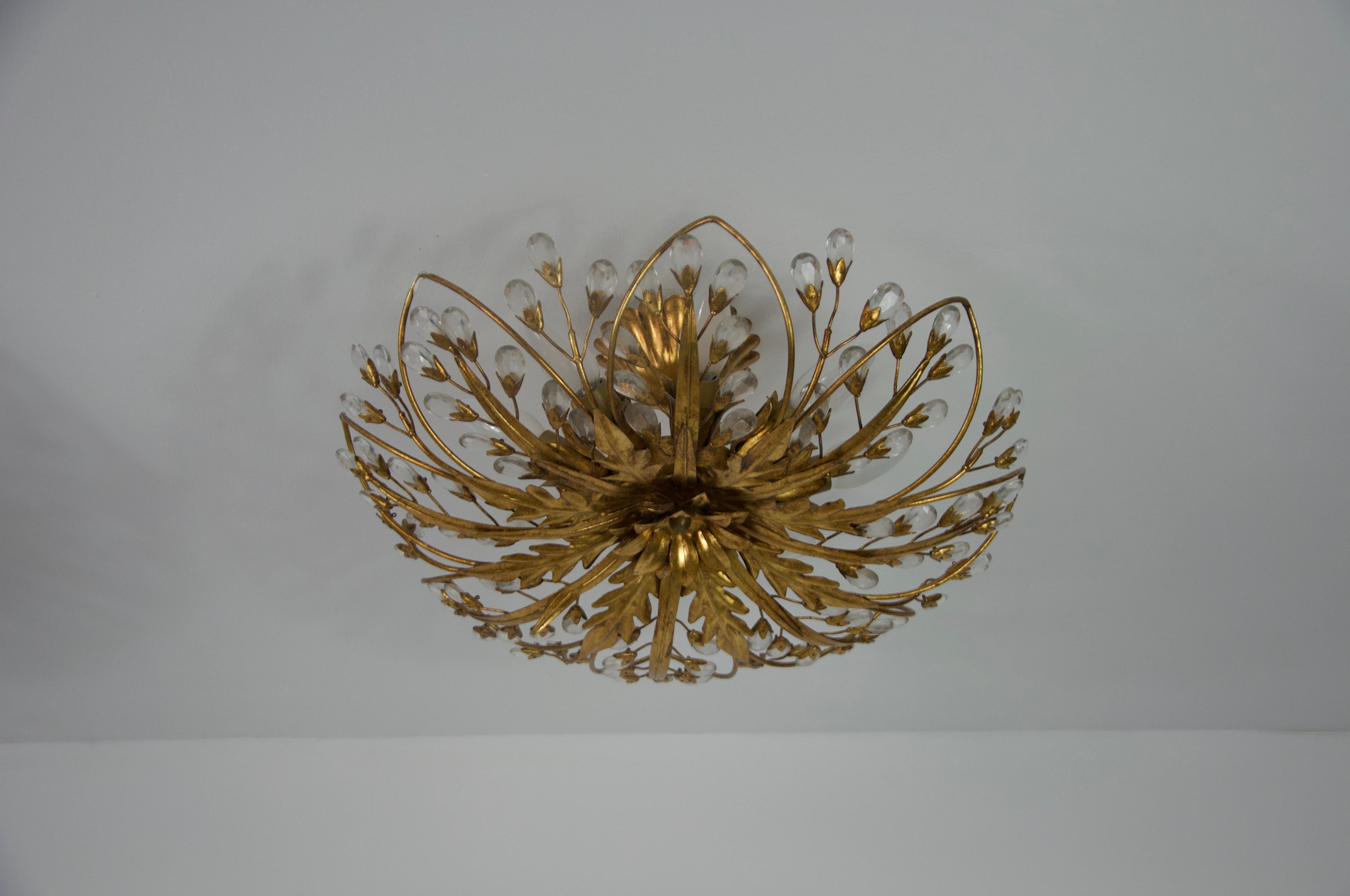 Diese exquisite Deckenleuchte aus den 1960er Jahren wurde von dem renommierten italienischen Leuchtenhersteller Banci gefertigt. Sie ist aus hochwertigem Messing gefertigt und zeichnet sich durch ein elegantes Blumendesign mit zart geschwungenen