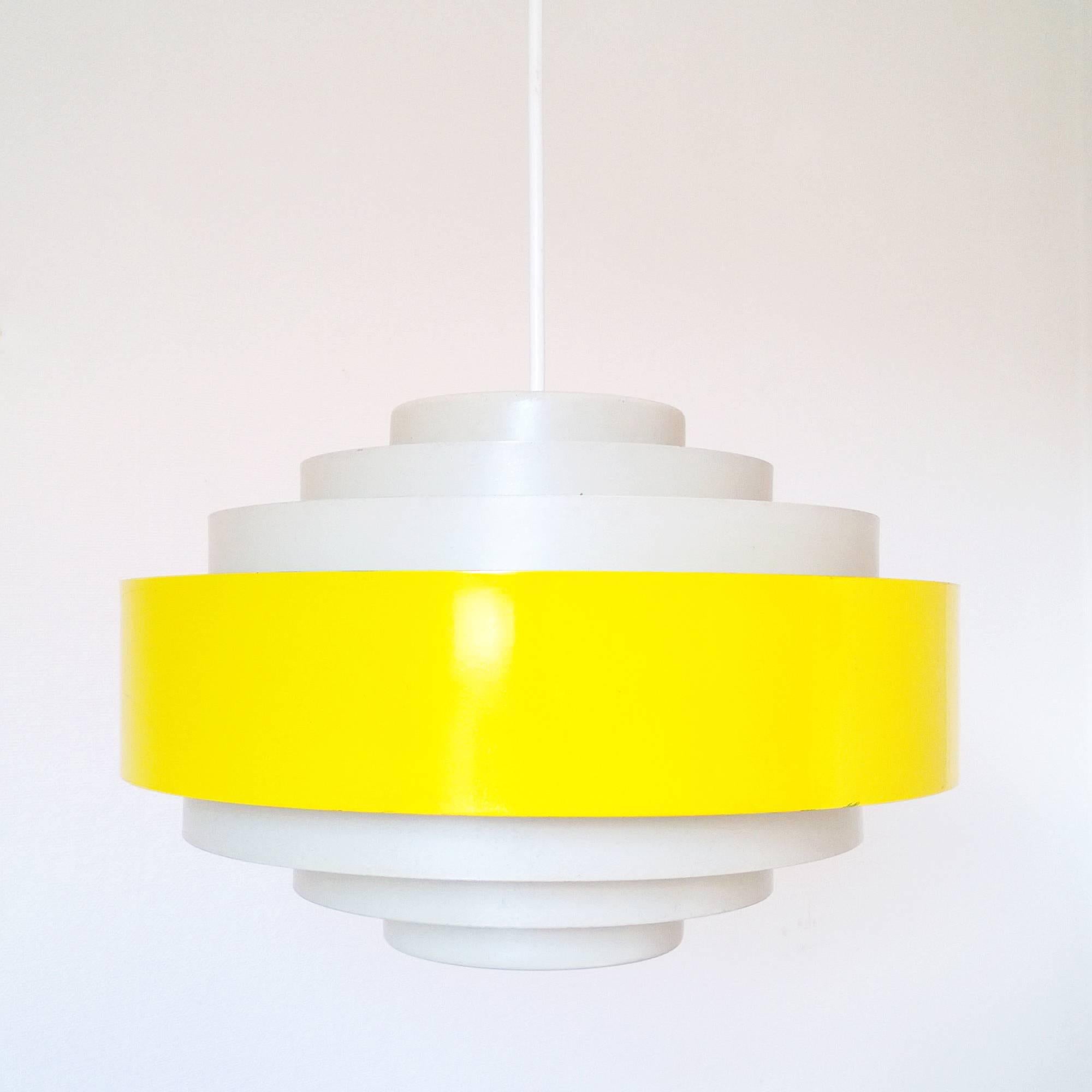 Ultra pendant

Made in Denmark

Producer: Fog and Mørup, Denmark

Design: Jo Hammerborg, 1963

Decade: 1960s.

Rare 1960s Jo Hammerborg ultra pendel, in white-beige and yellow. All original very good vintage condition with original Fog and