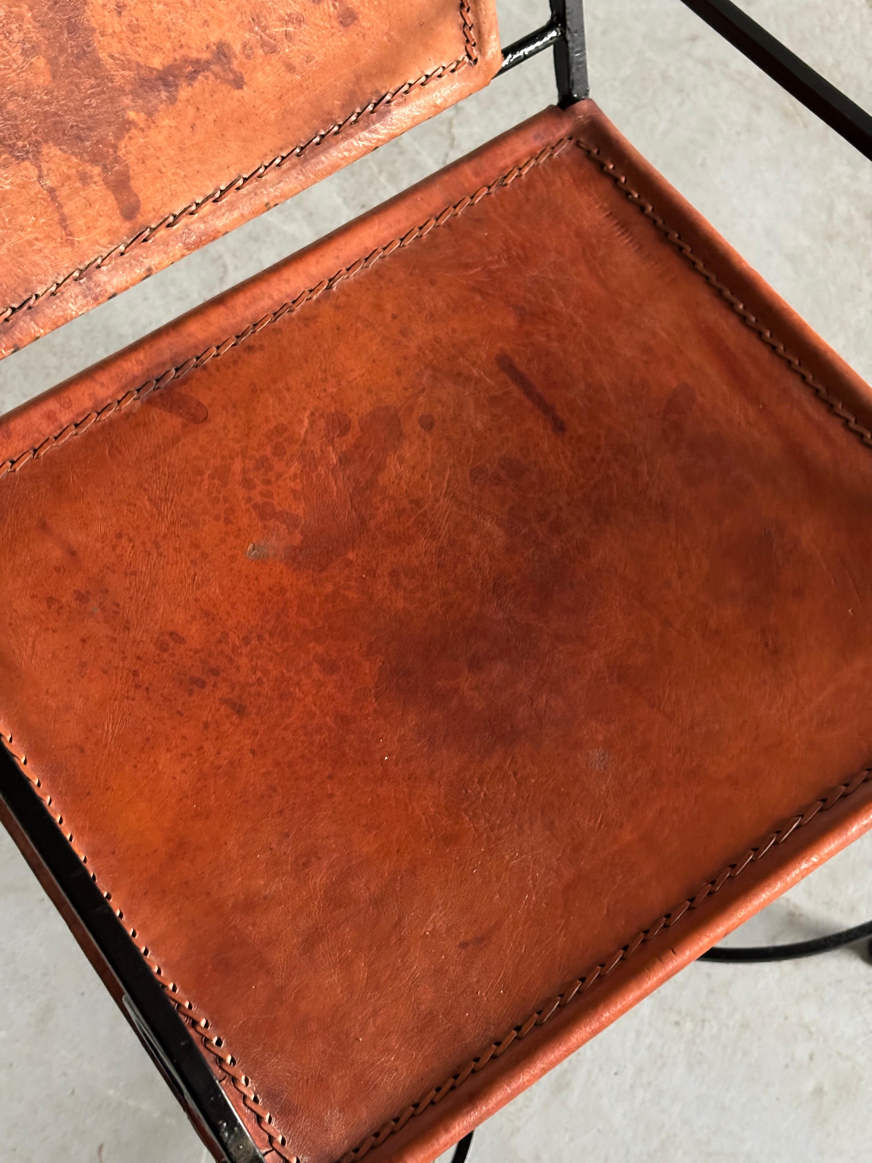 1 di 2 Poltrone artigianali francesi in ferro battuto e pelle color cognac, anni '80 in vendita 5