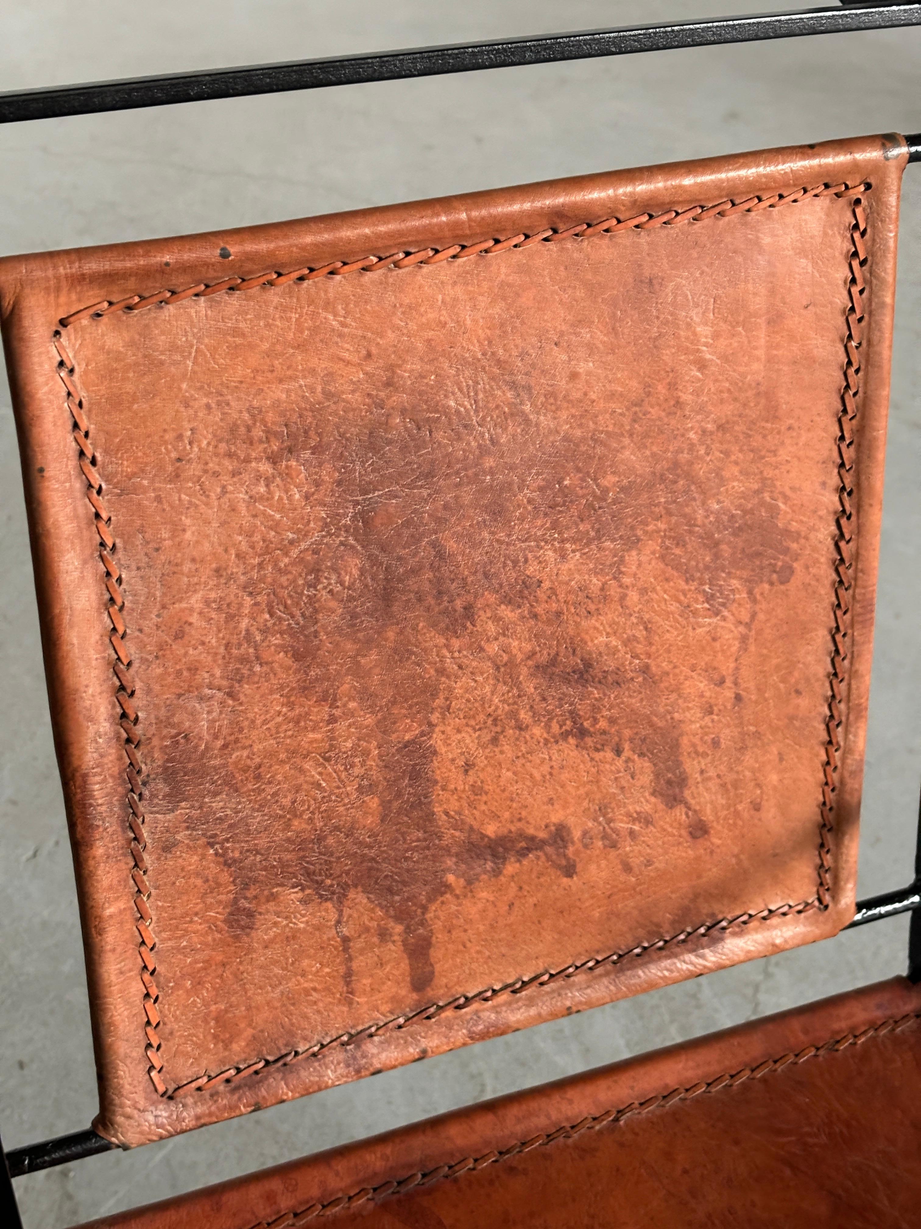 1 di 2 Poltrone artigianali francesi in ferro battuto e pelle color cognac, anni '80 in vendita 6