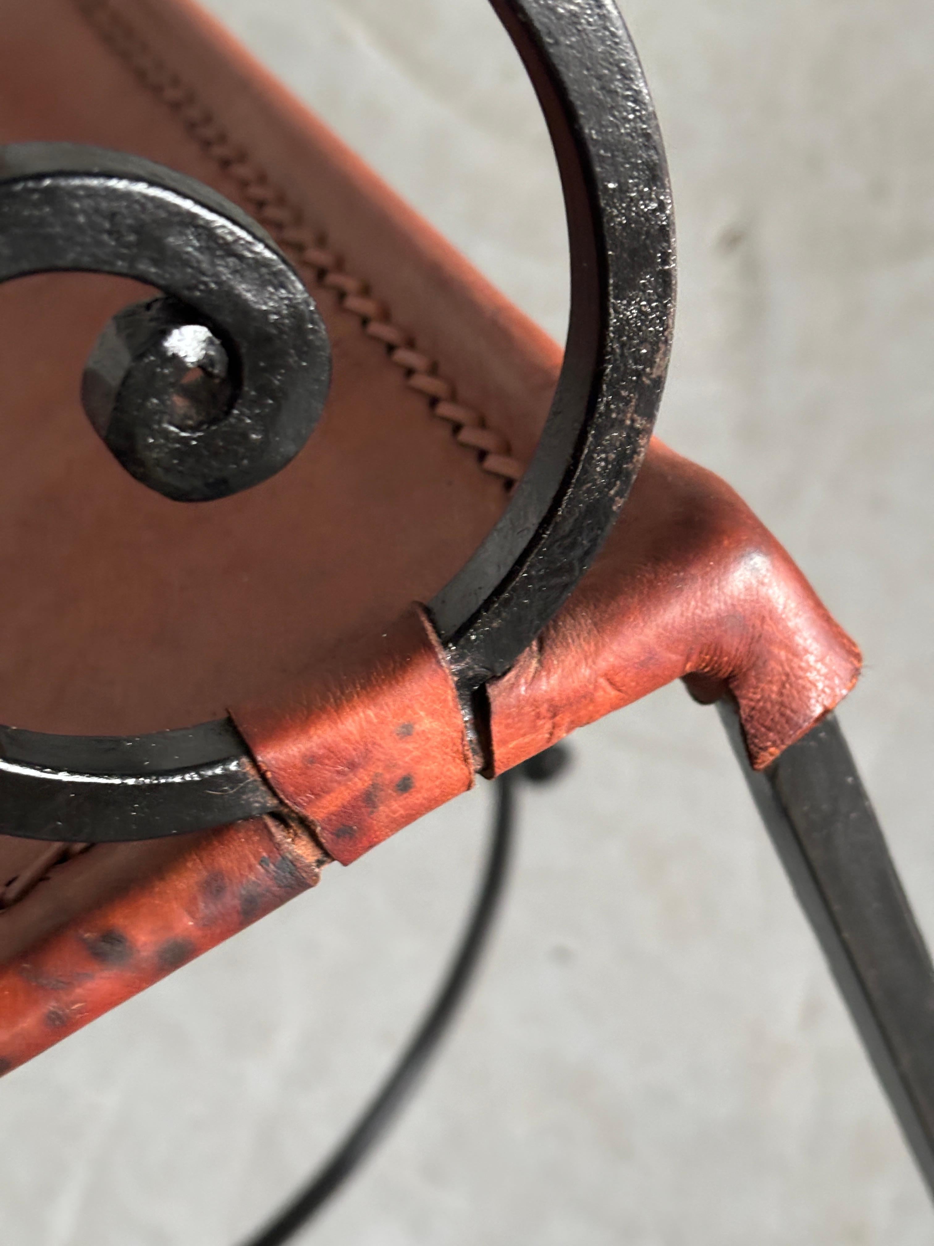 1 di 2 Poltrone artigianali francesi in ferro battuto e pelle color cognac, anni '80 in vendita 7