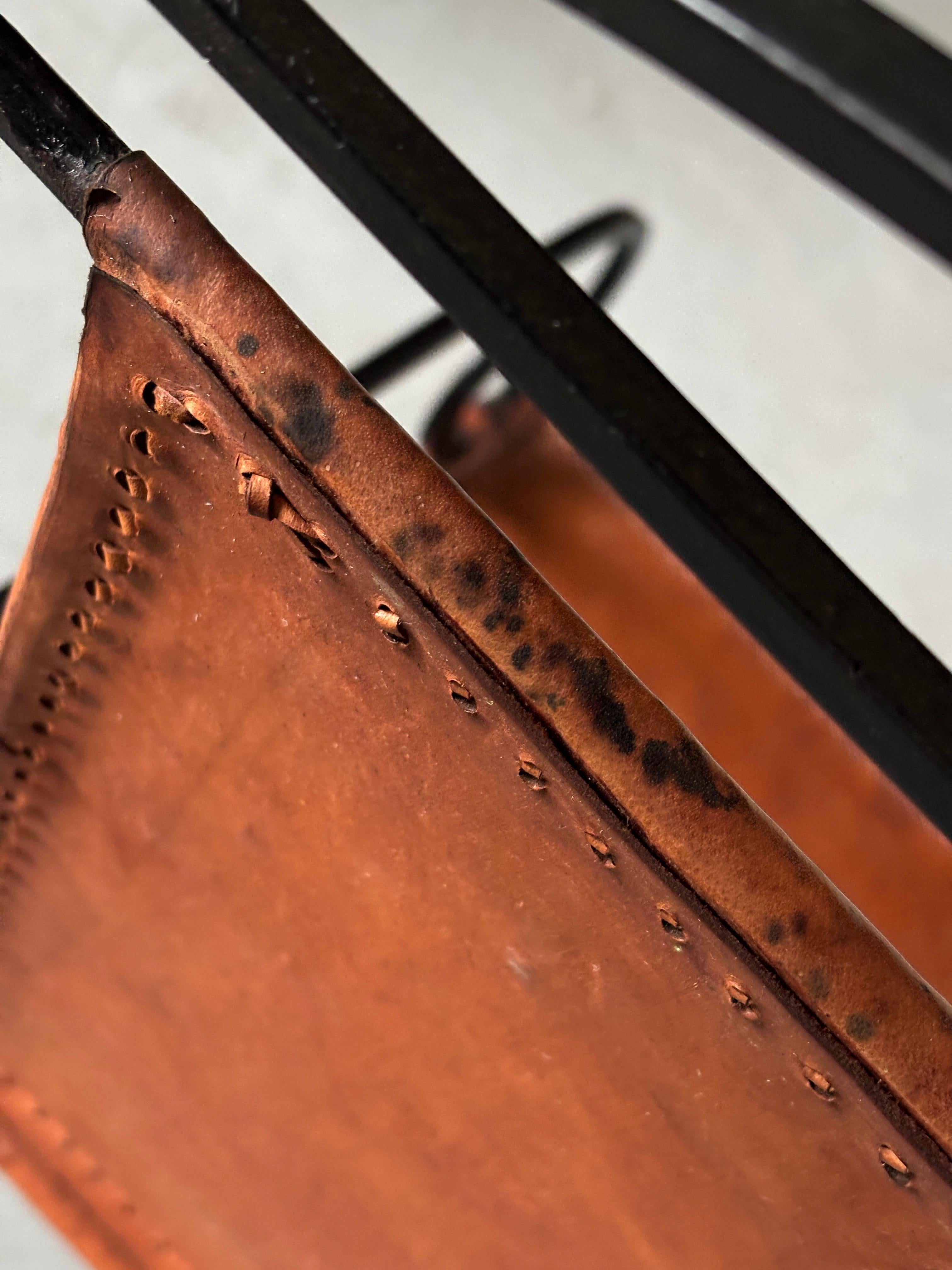 1 di 2 Poltrone artigianali francesi in ferro battuto e pelle color cognac, anni '80 in vendita 8