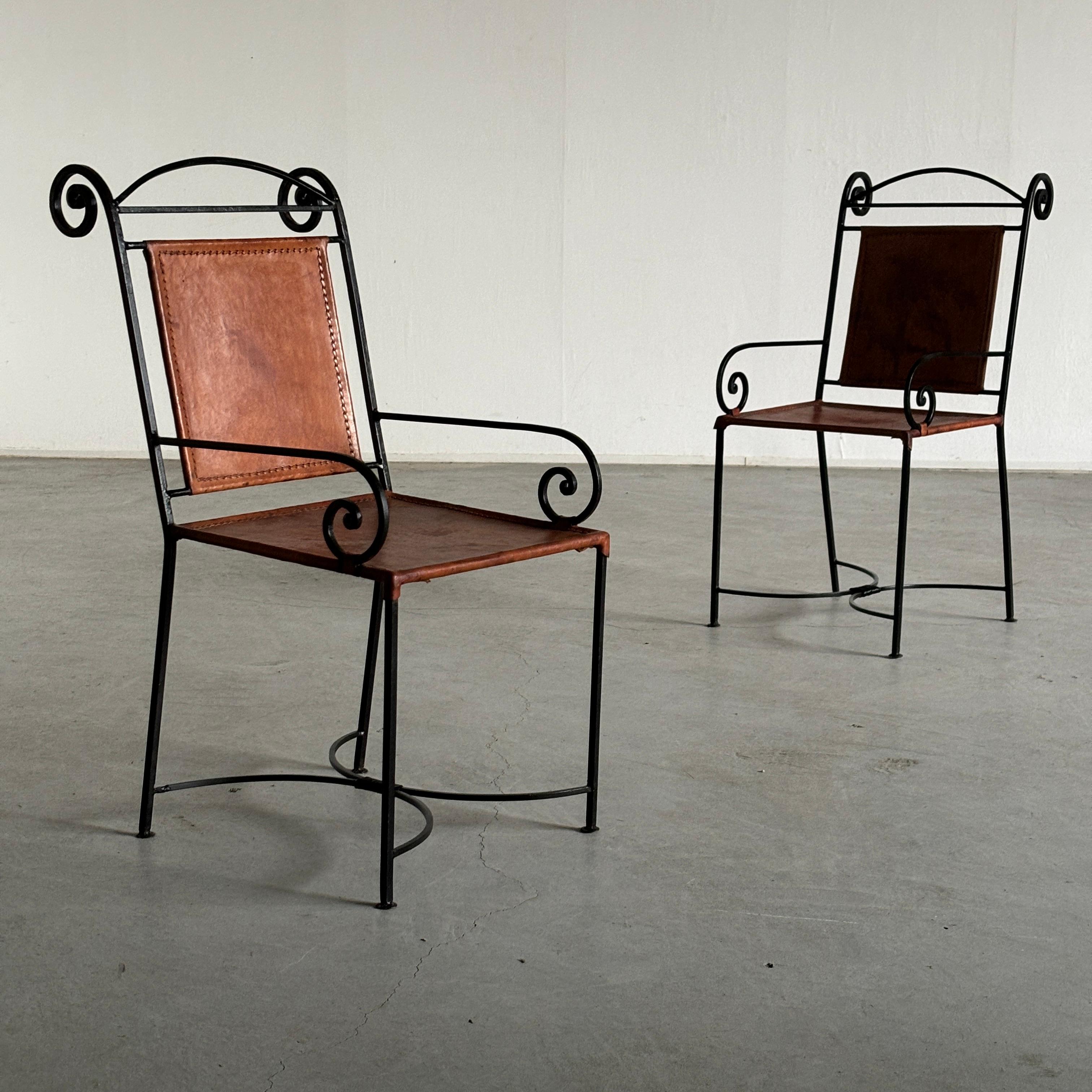 Mid-Century moderno 1 di 2 Poltrone artigianali francesi in ferro battuto e pelle color cognac, anni '80 in vendita