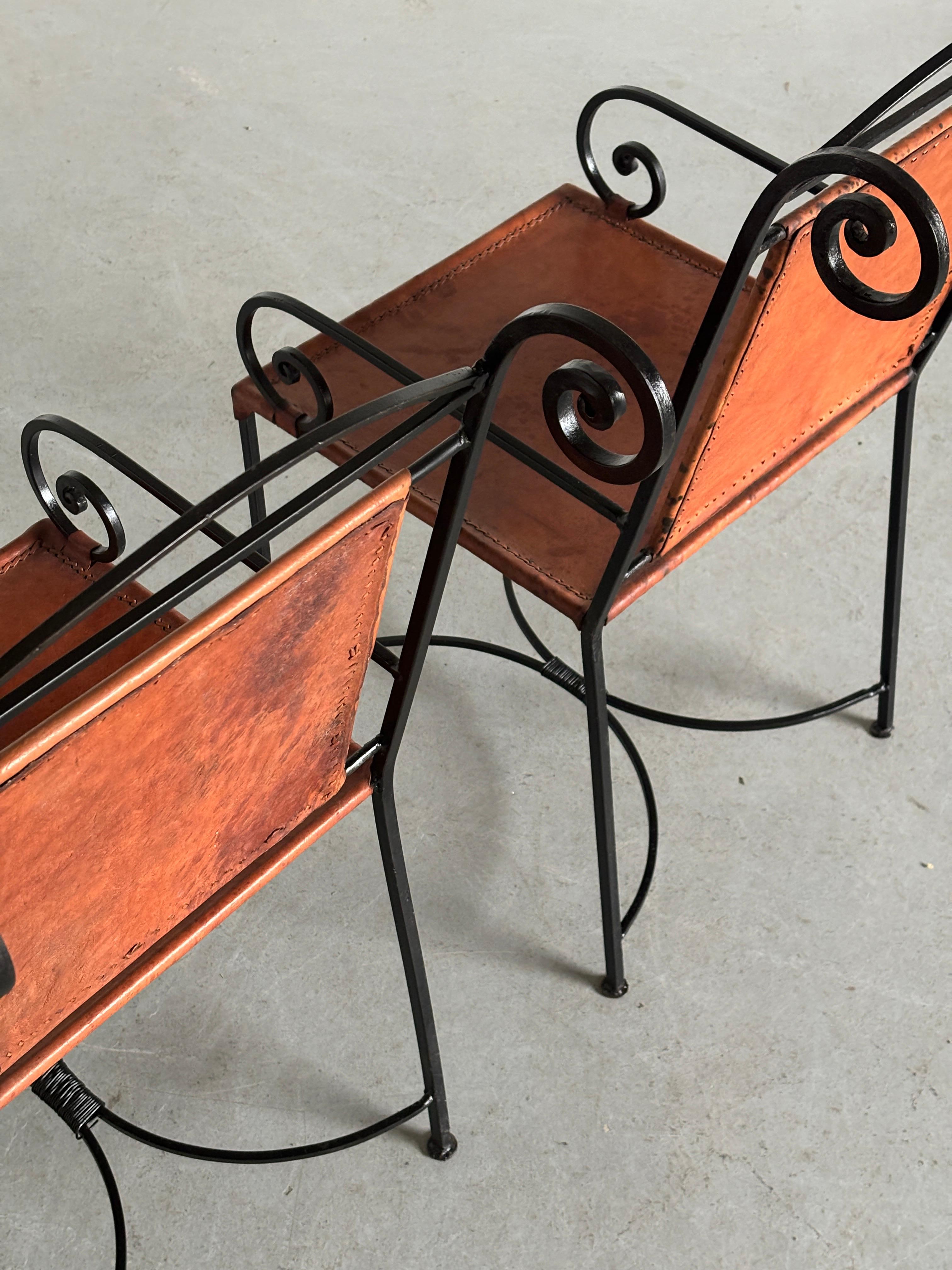 1 di 2 Poltrone artigianali francesi in ferro battuto e pelle color cognac, anni '80 in vendita 2