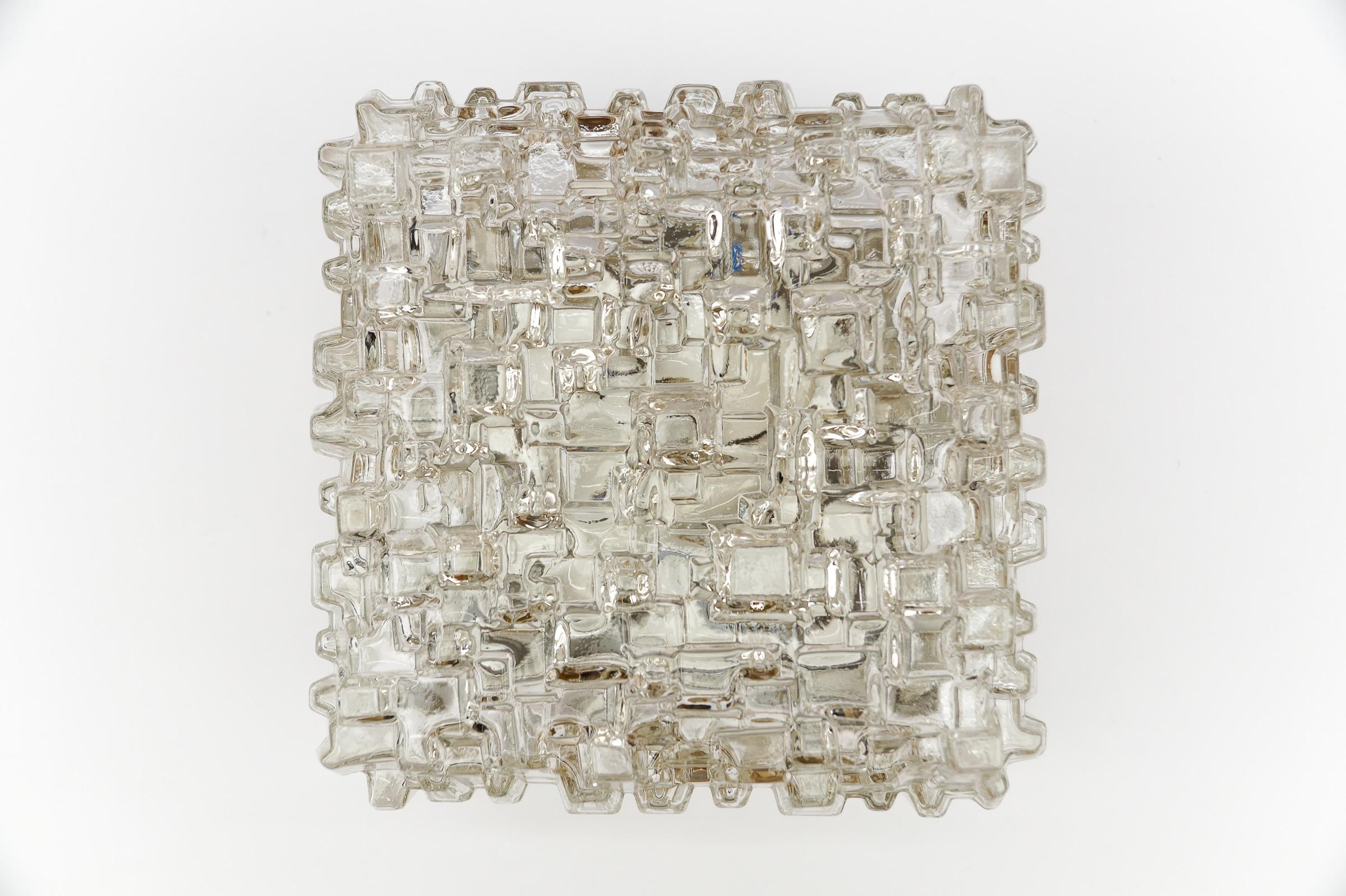 1. de 2 Aplique Geométrico de Burbujas de Cristal de Hoffmann Leuchten Años 60

La luminaria necesita 1 bombilla estándar E27 de 60 W como máximo.

Las bombillas no están incluidas. 

Es posible instalar esta luminaria en todos los países (EE.UU.,
