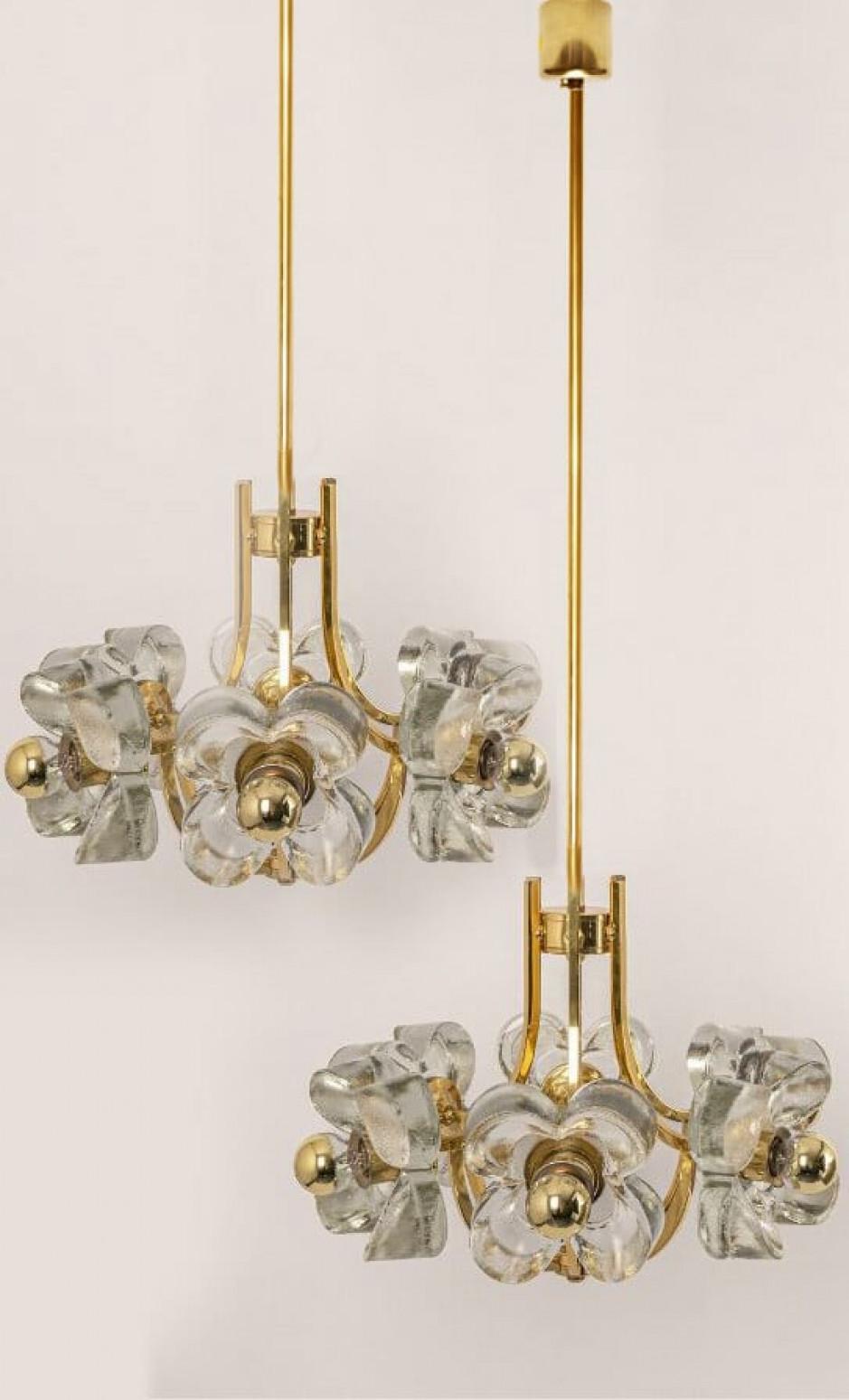 Questa plafoniera è stata progettata da Simon & Schelle e presenta una base rettangolare in ottone e sei vetri massicci a forma di fiore a tre lobi.

Dimensioni:
Altezza 37,41 (95 cm)
Diametro 17,72 (45 cm)

Il prezzo si riferisce a 1 pezzo, ma sono
