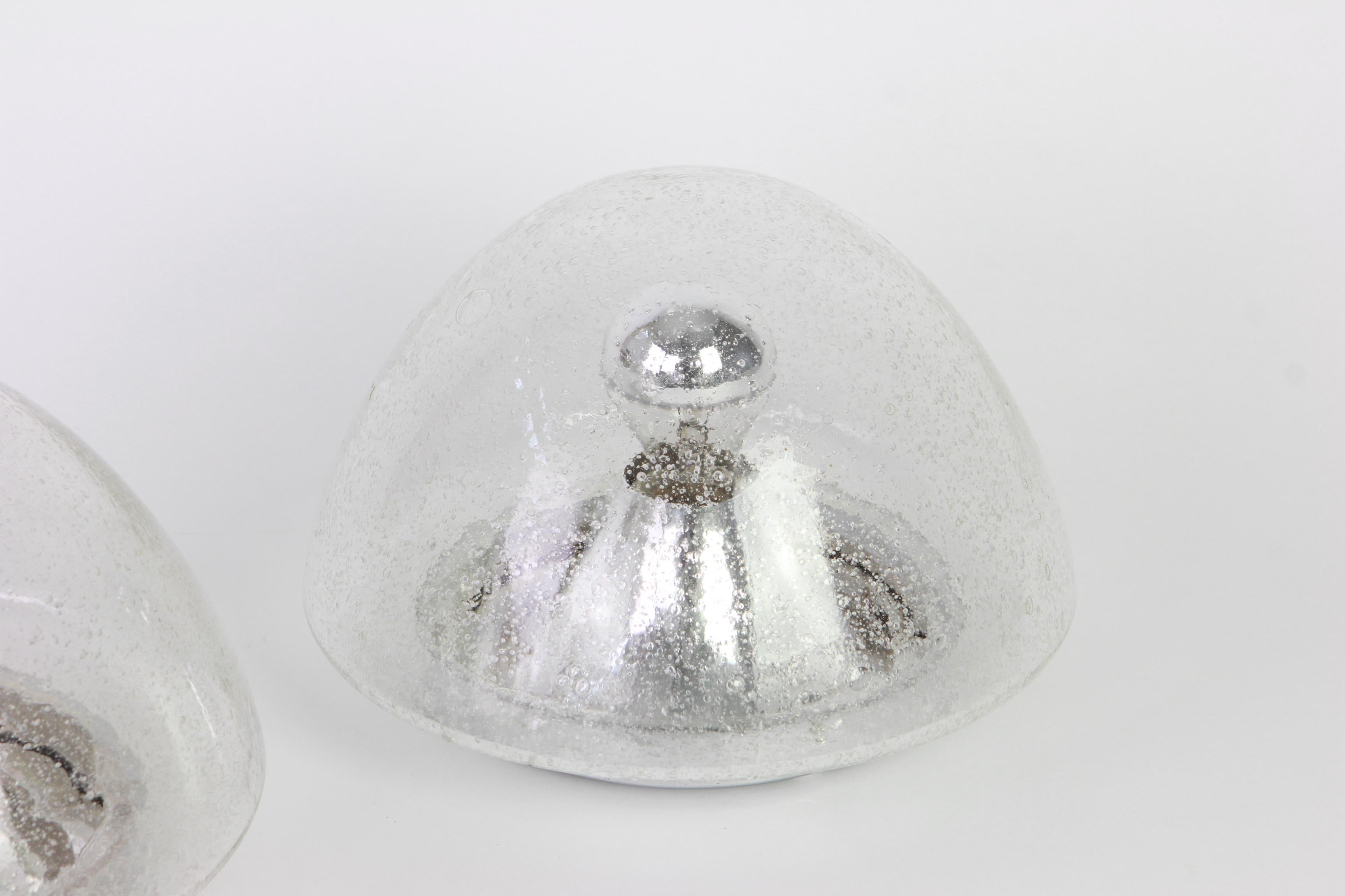 1 de 2 plafonniers ou appliques en verre clair fabriqués par Hoffmeister, Allemagne, vers 1960-1969.

De grande qualité et en très bon état. Nettoyé, bien câblé et prêt à l'emploi. Le luminaire nécessite 1 ampoule standard E27 de 60 W max