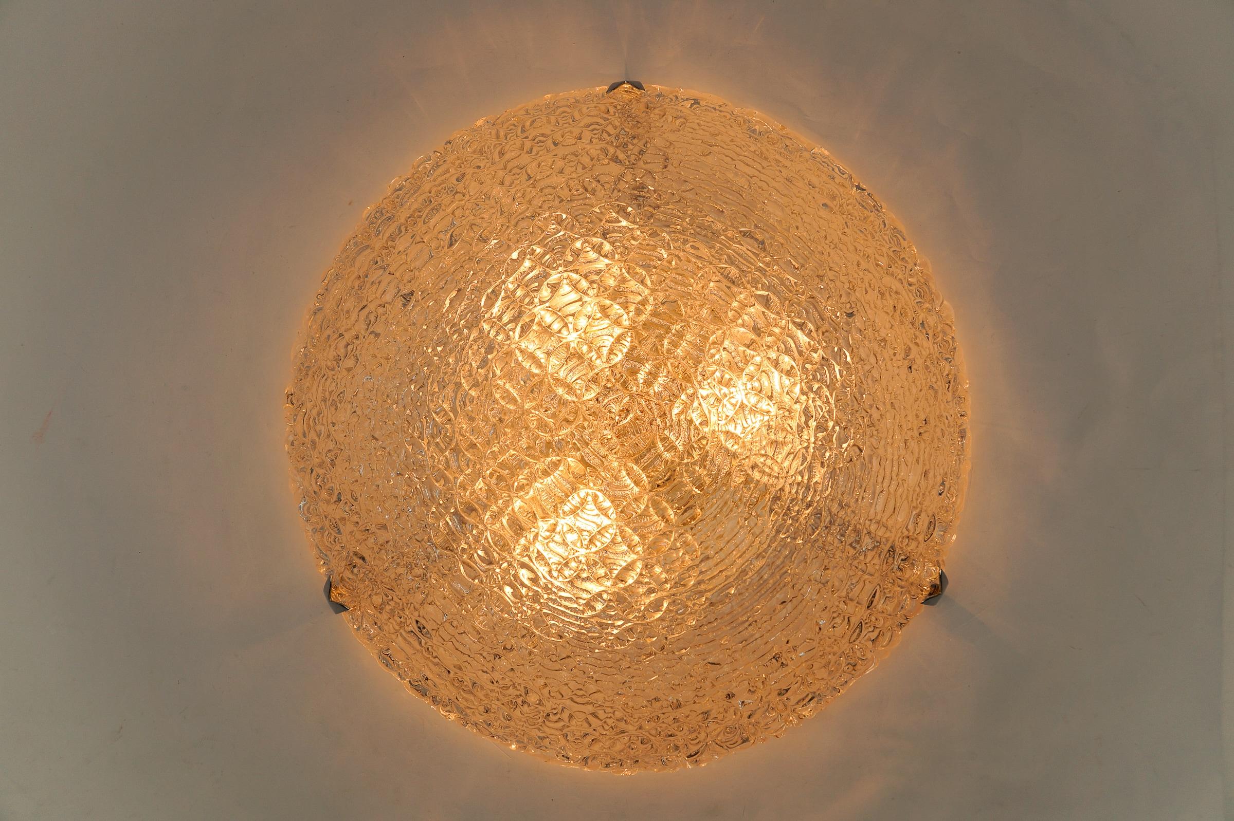 1. von 2 großen Glasringen Einbaubeleuchtung von Kaiser Leuchten, Deutschland, 1960er Jahre 

Dimension
Höhe: 11 cm (4,33 Zoll)
Dameter: 20,47 Zoll (52 cm)

Jede Lampe kommt mit 3 x E27 / E26 Edison Schraube passen Glühbirnenfassung, ist verkabelt