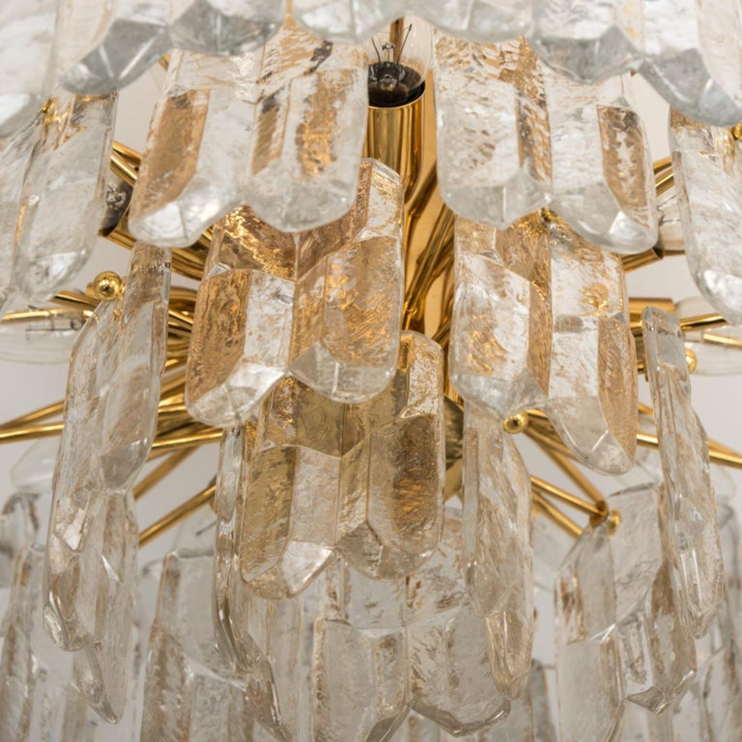 1 von 2 riesigen J.T. Kalmar „Palazzo“ Leuchten aus vergoldetem Messing und Glas (Österreichisch) im Angebot