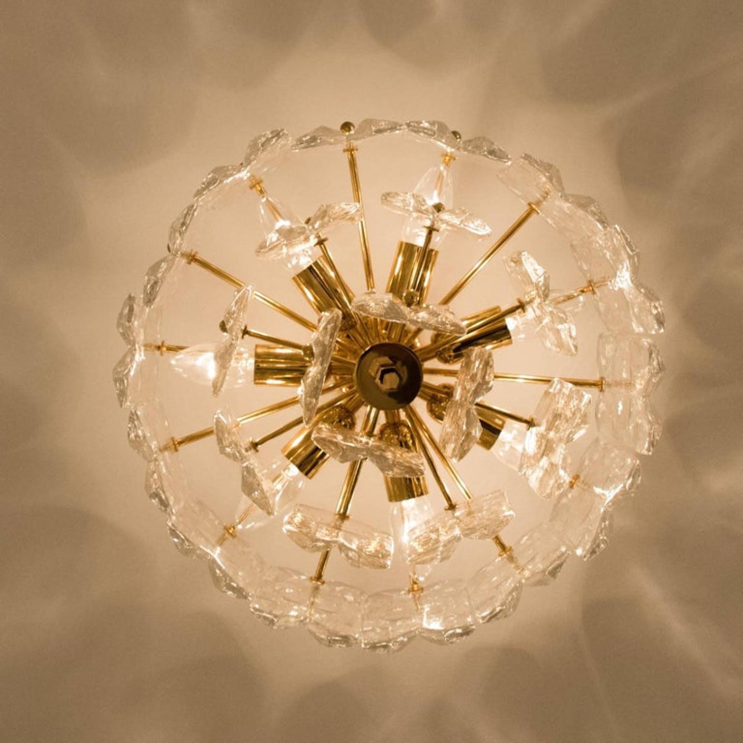 1 von 2 riesigen J.T. Kalmar „Palazzo“ Leuchten aus vergoldetem Messing und Glas (Sonstiges) im Angebot