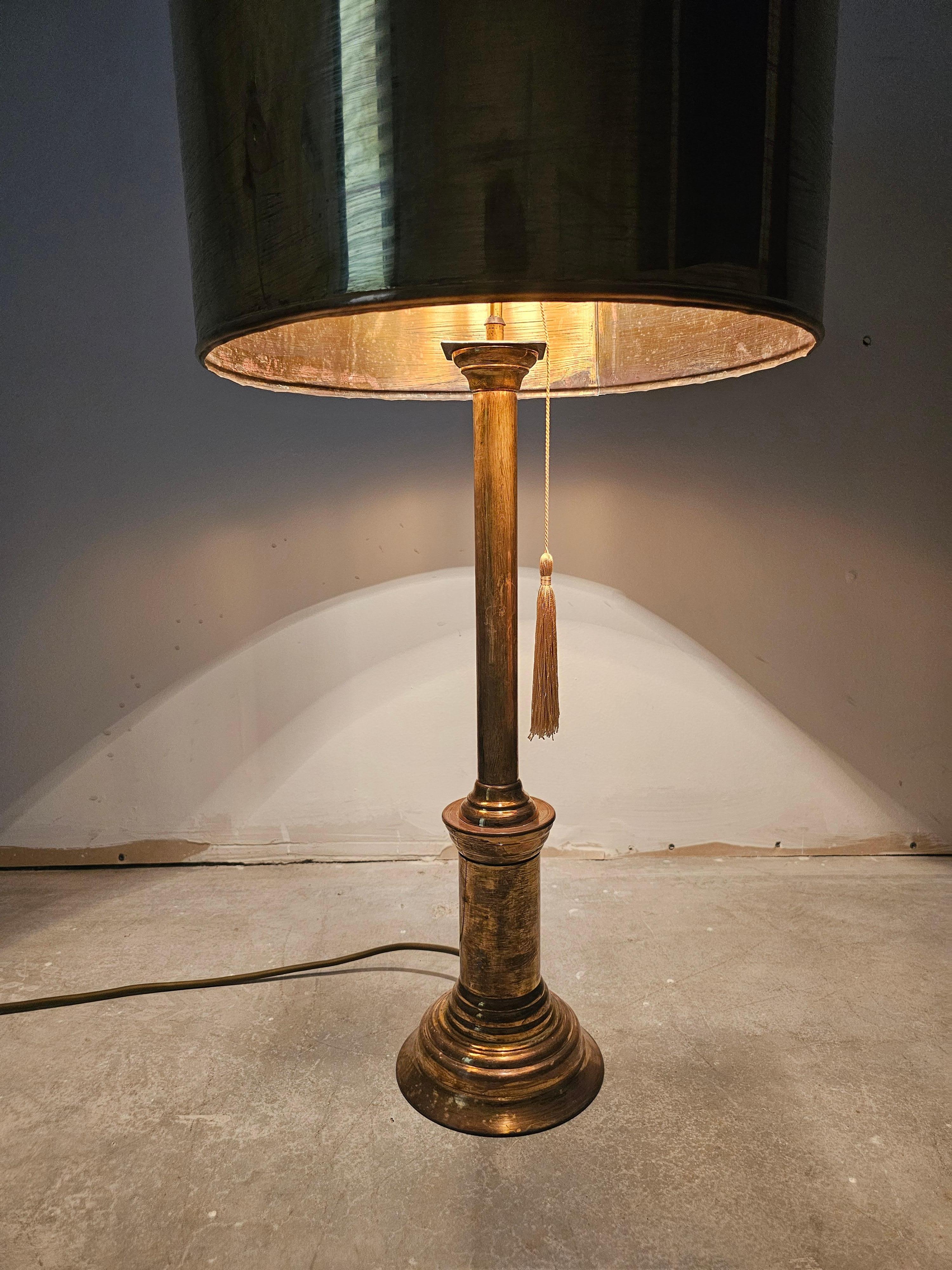 1 de 2 enormes lámparas de sobremesa de bronce de mediados de siglo, atribuidas a Maison Charles, Francia 1960 en venta 4