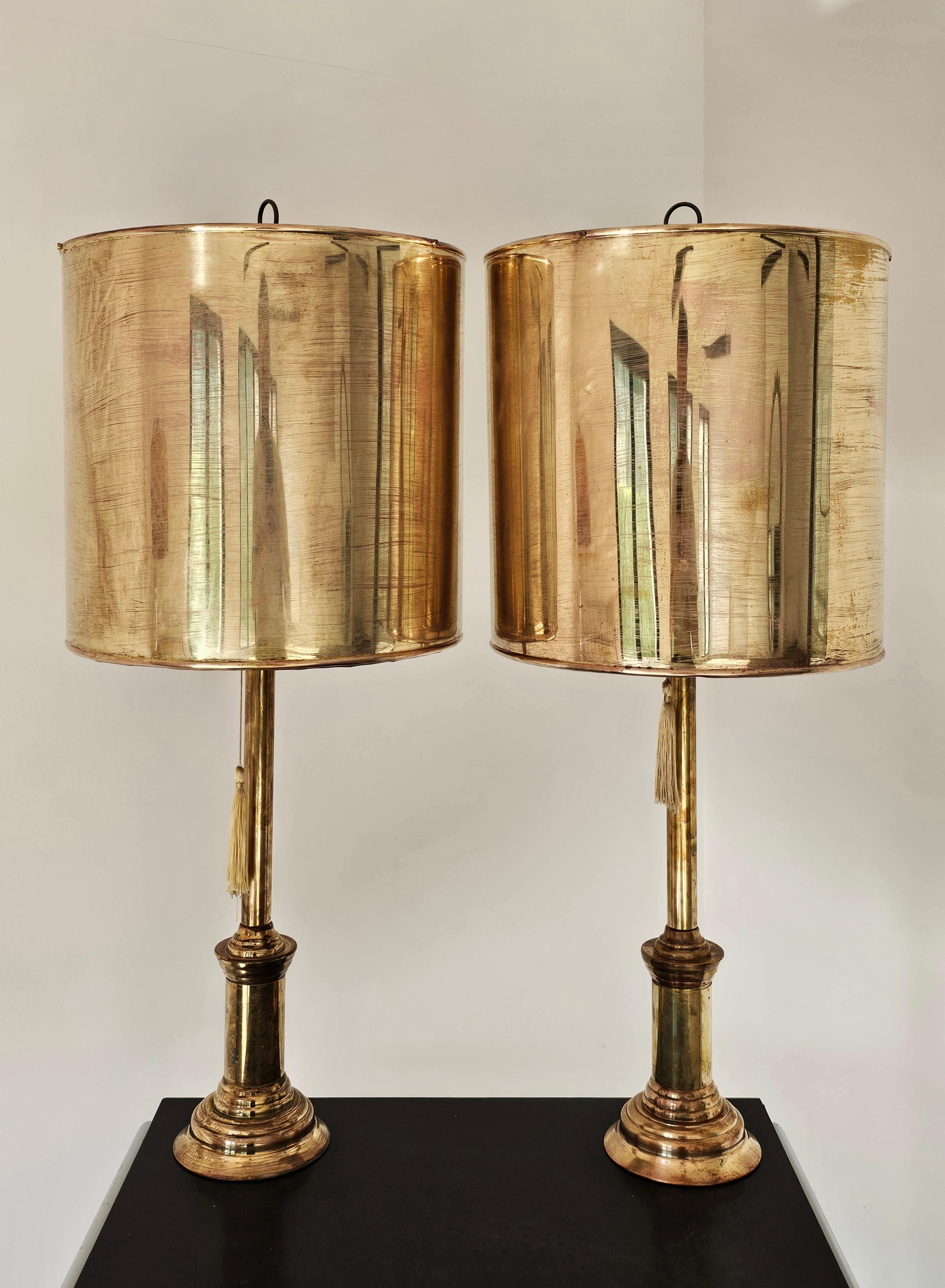 En este anuncio encontrarás dos lámparas de mesa espectaculares, enormes y muy chic. La base de las lámparas es de bronce, mientras que las grandes pantallas son de latón, lo que les confiere un diseño general dorado y refinado. El diseño se atr. a