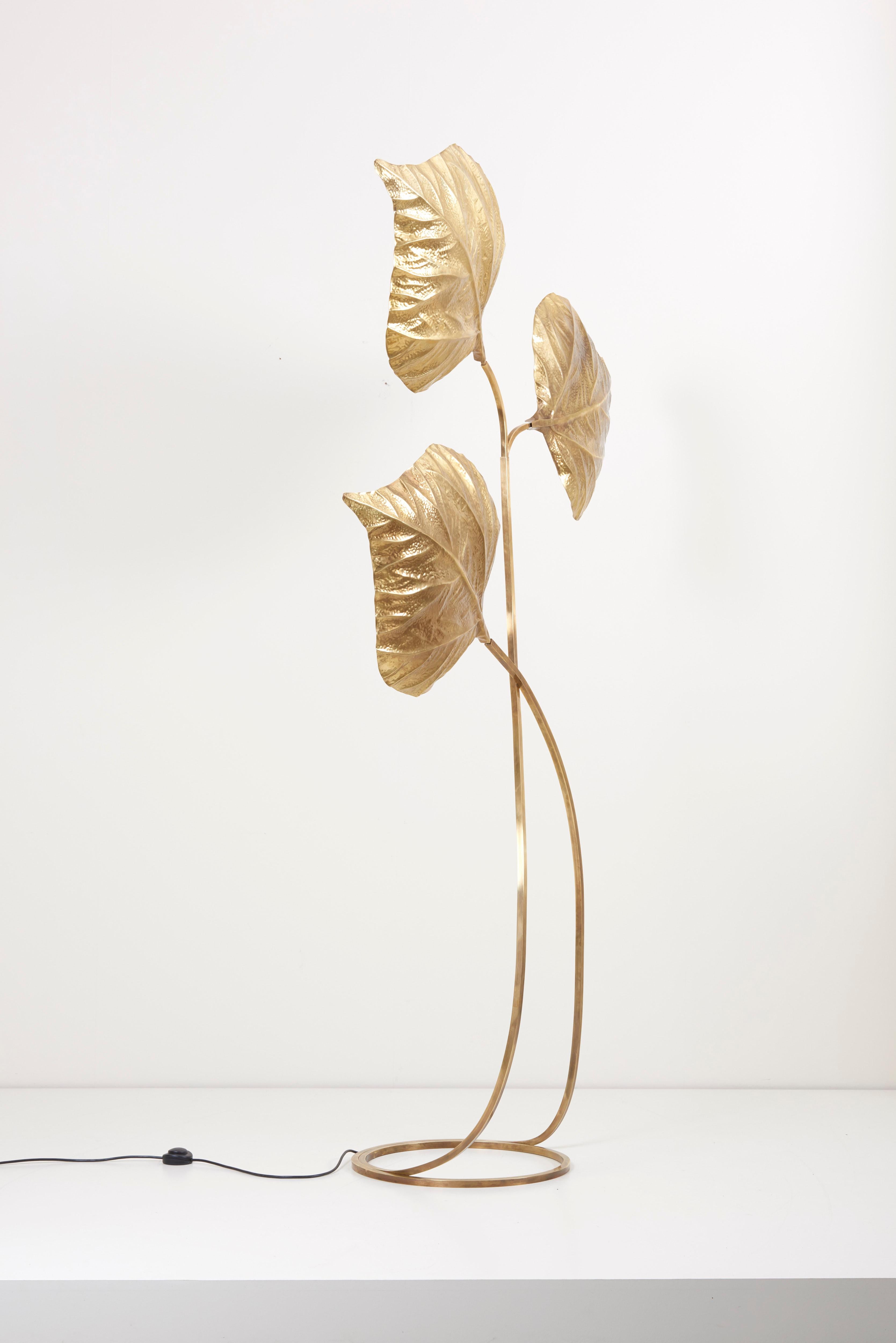 Very elegant and huge three rhubarb leaves floor lamp by the Italian designer Tommaso Barbi.
The lamp is made of brass and the reflection of the light on the brass brings a cozy atmosphere in every room.
The lamp is a icon of the 1970s design and is