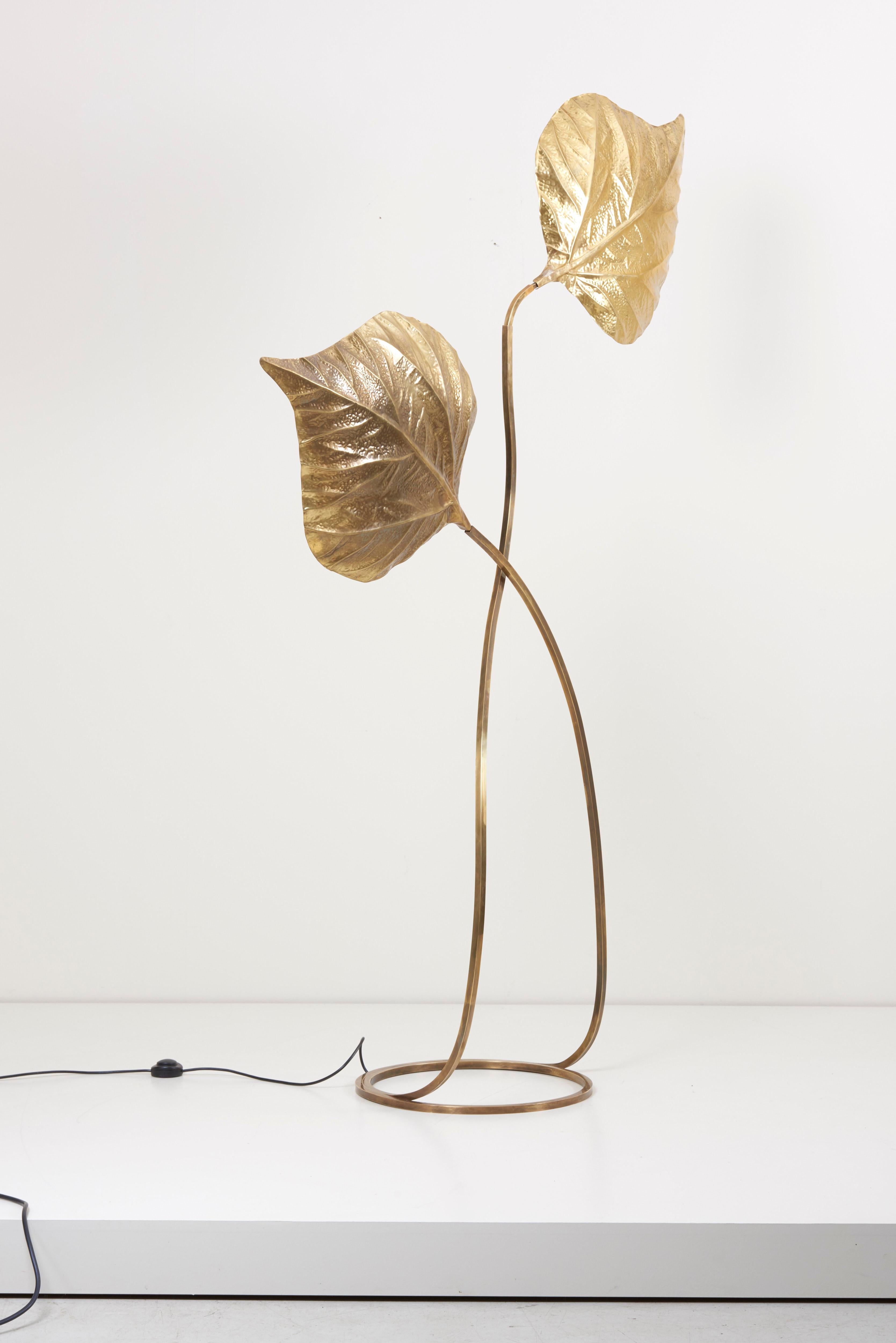 Very elegant and huge two rhubarb leaves floor lamp by the Italian designer Tommaso Barbi. The lamp is made of brass and the reflexion of the light on the brass brings a cozy atmosphere in every room. The lamp is a icon of the 1970s design and is in