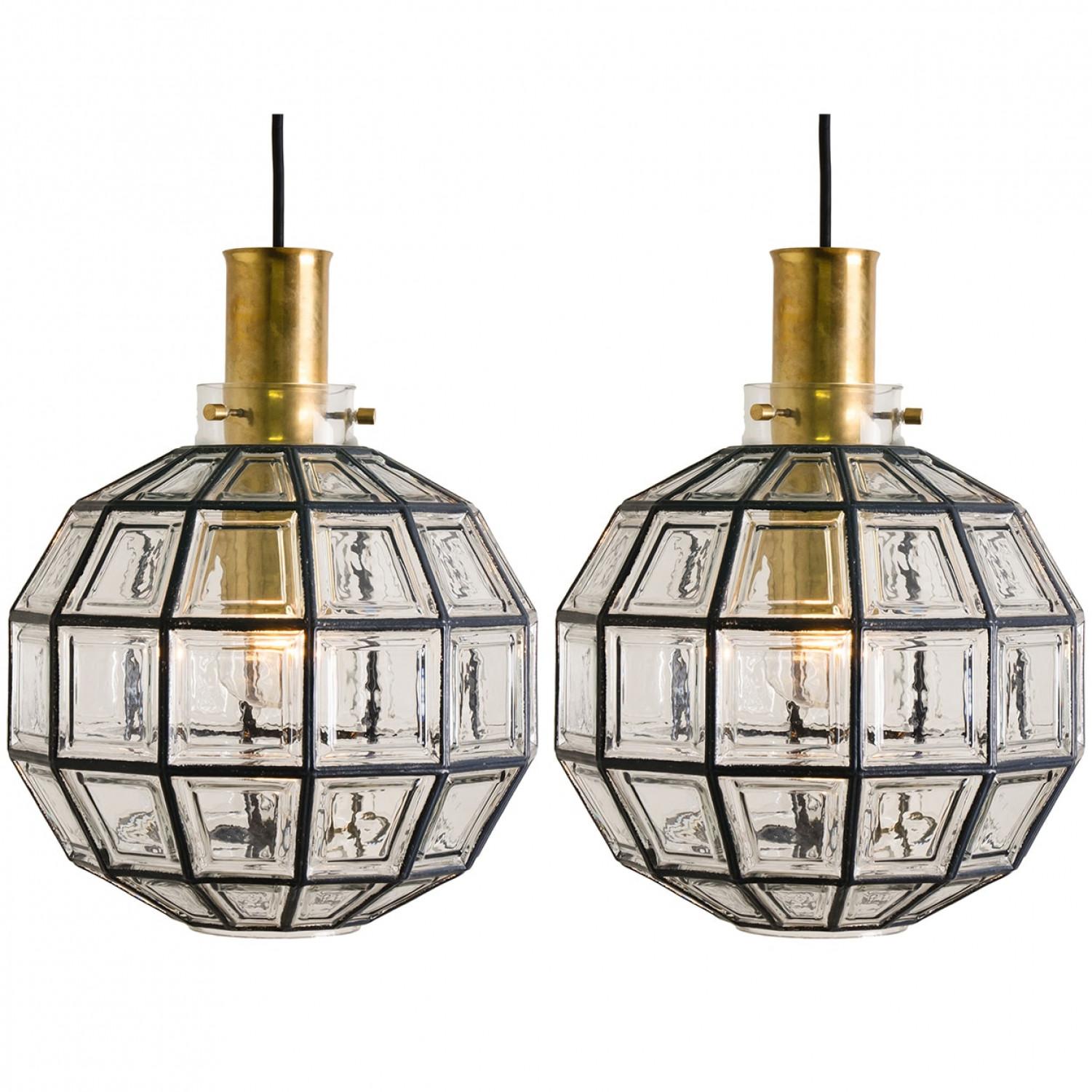 Este hermoso conjunto de lámparas octogonales de cristal fue fabricado por Glashütte Limburg en Alemania durante la década de 1960. Hermosa artesanía. Cada lámpara, de elaborado cristal transparente, tiene un casquillo E27 y suspensión de