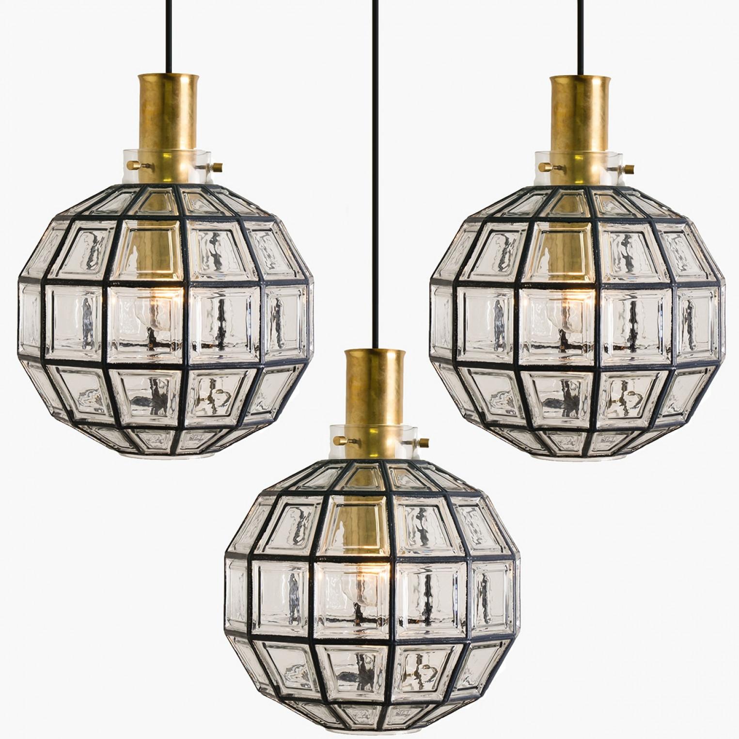 Mid-Century moderno 1 di 2 Lampadari in ferro e vetro a bolle, Limburg in vendita