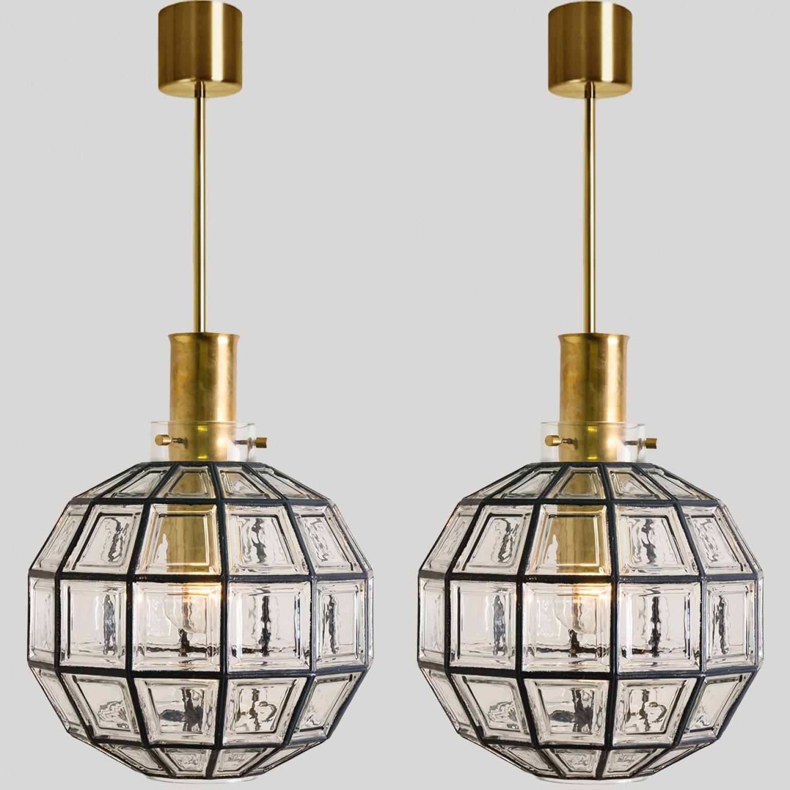 Metà XX secolo 1 di 2 Lampadari in ferro e vetro a bolle, Limburg in vendita