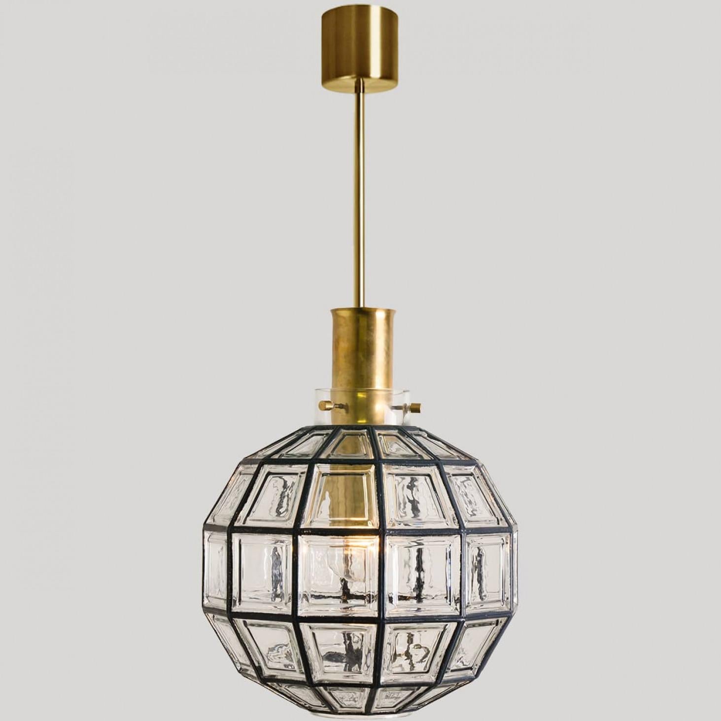 Ottone 1 di 2 Lampadari in ferro e vetro a bolle, Limburg in vendita