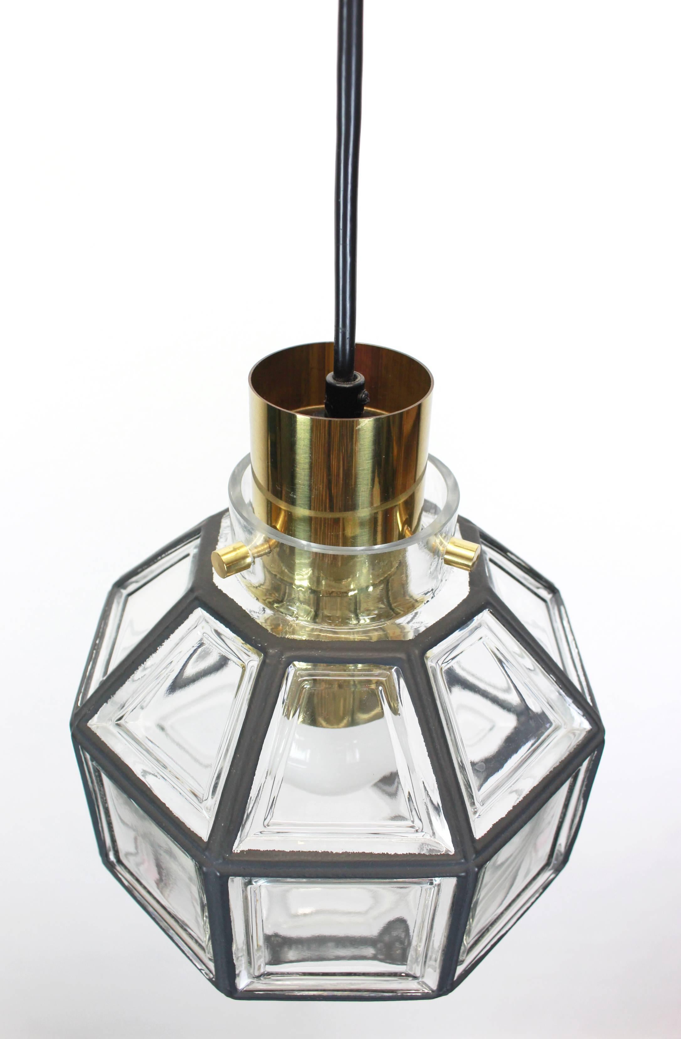 Minimalist iron and clear glass pendant light manufactured by Limburg Glashütte, Germany, circa 1960-1969. Octagonal shaped lantern and multi-faceted clear glass.

High quality and in very good condition. Cleaned, well-wired and ready to use.
