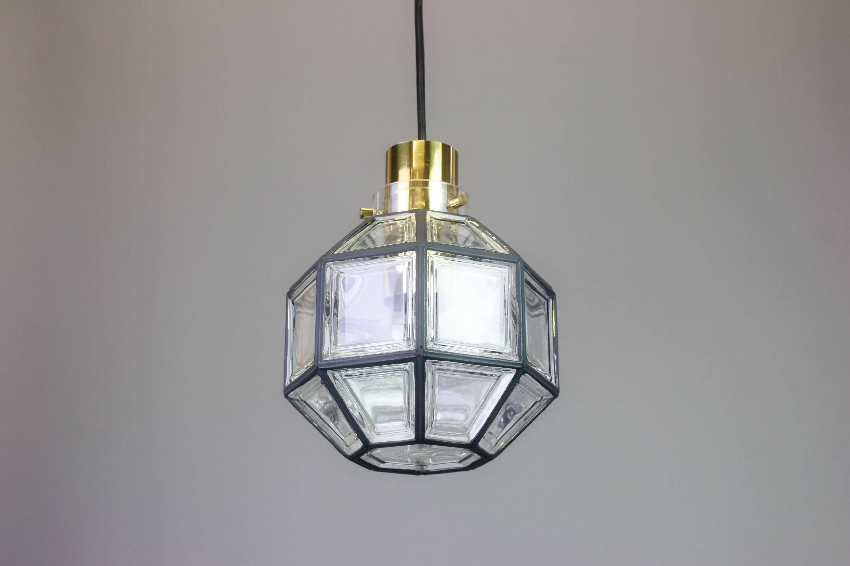 Allemand 1 des 2 lampes suspendues en fer et verre transparent de Limburg:: Allemagne:: années 1960 en vente
