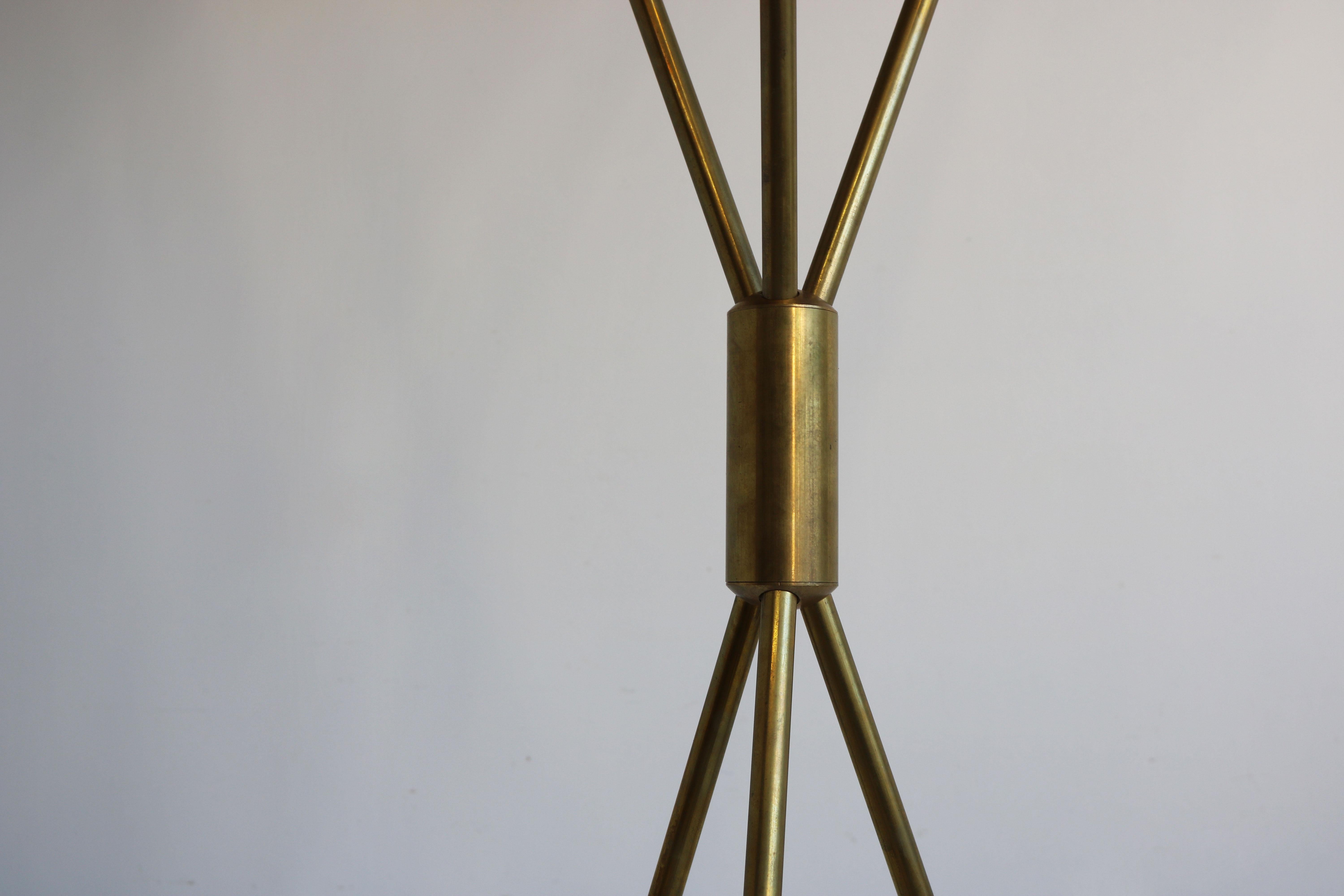 Mid-Century Modern 1 des 2 lampadaires italiens minimalistes en laiton mi-siècle style Stilnovo, années 50 en vente
