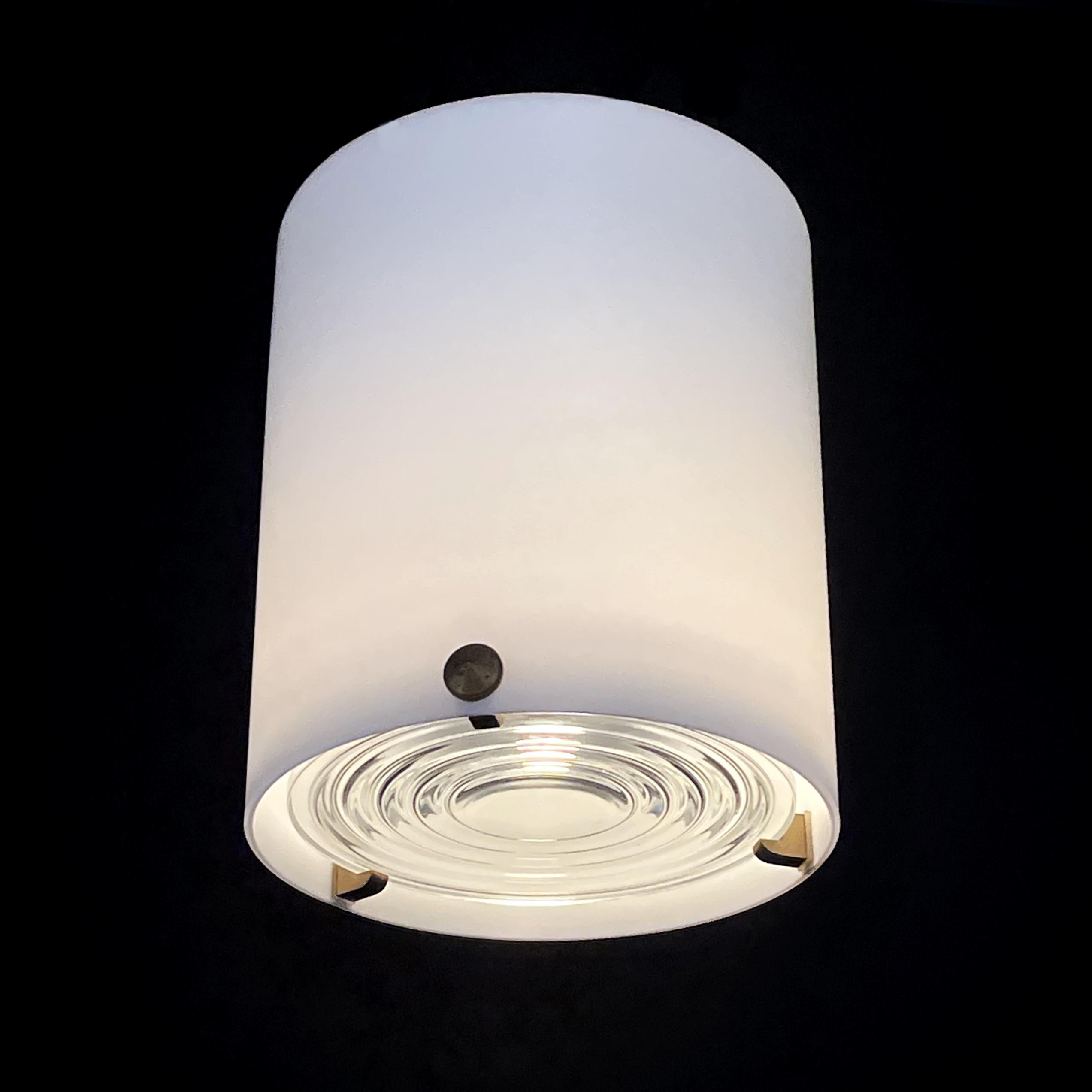 1 Jean PERZEL ceiling lamp model 2015A design 1950s

Ceiling lamp Jean Perzel combines timeless elegance and first-class functionality. Its characteristic design consists of a functional cylinder made of acid satin enameled glass. This high-quality