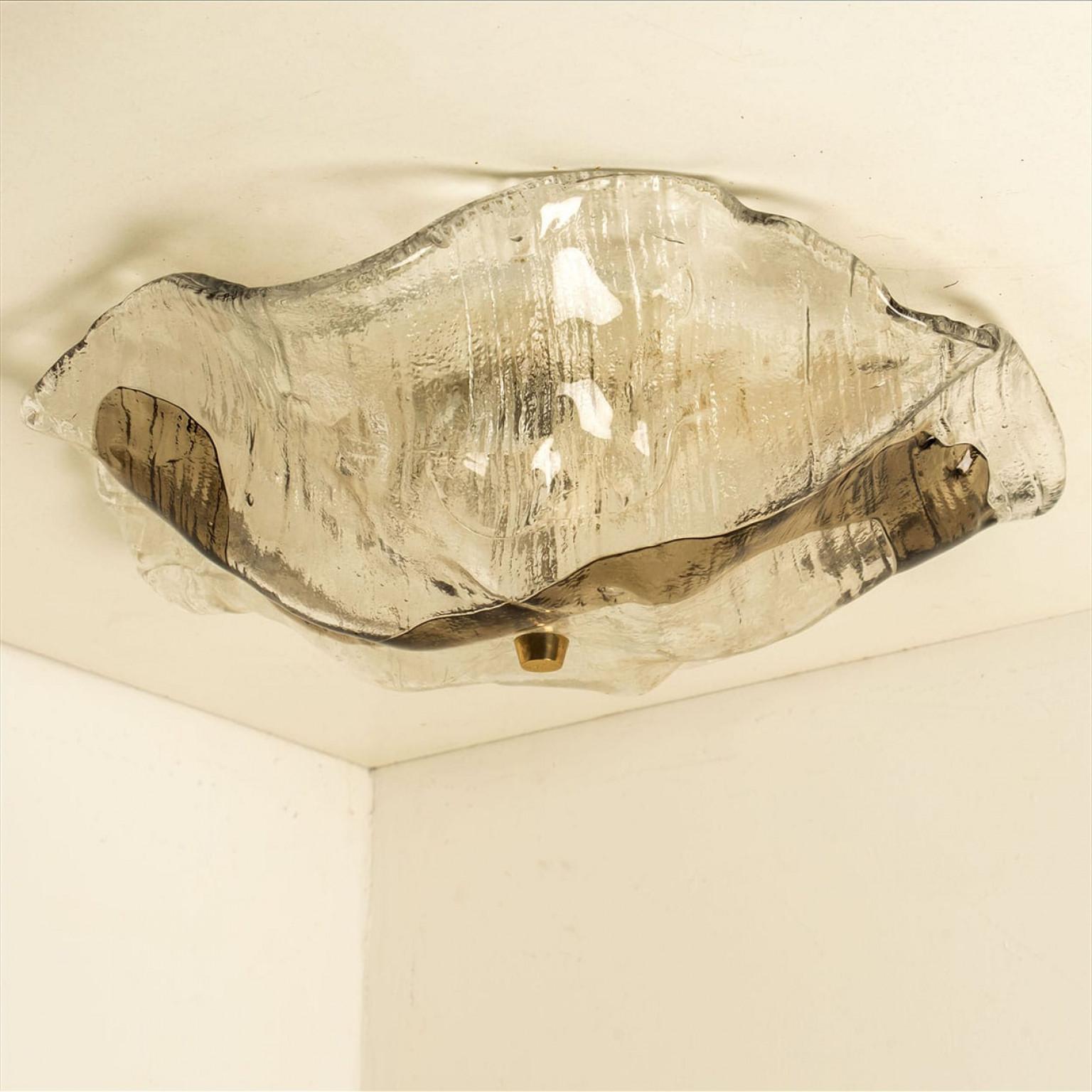 1 of the 2 flush mounts /wall lights, gorgeous and stylish, manufactured by Kalmar Franken, Austria, 1960s. With a handcrafted thick ice glass plate attached to the center. With brass colored backplate. A truly extraordinarily design!

This lights
