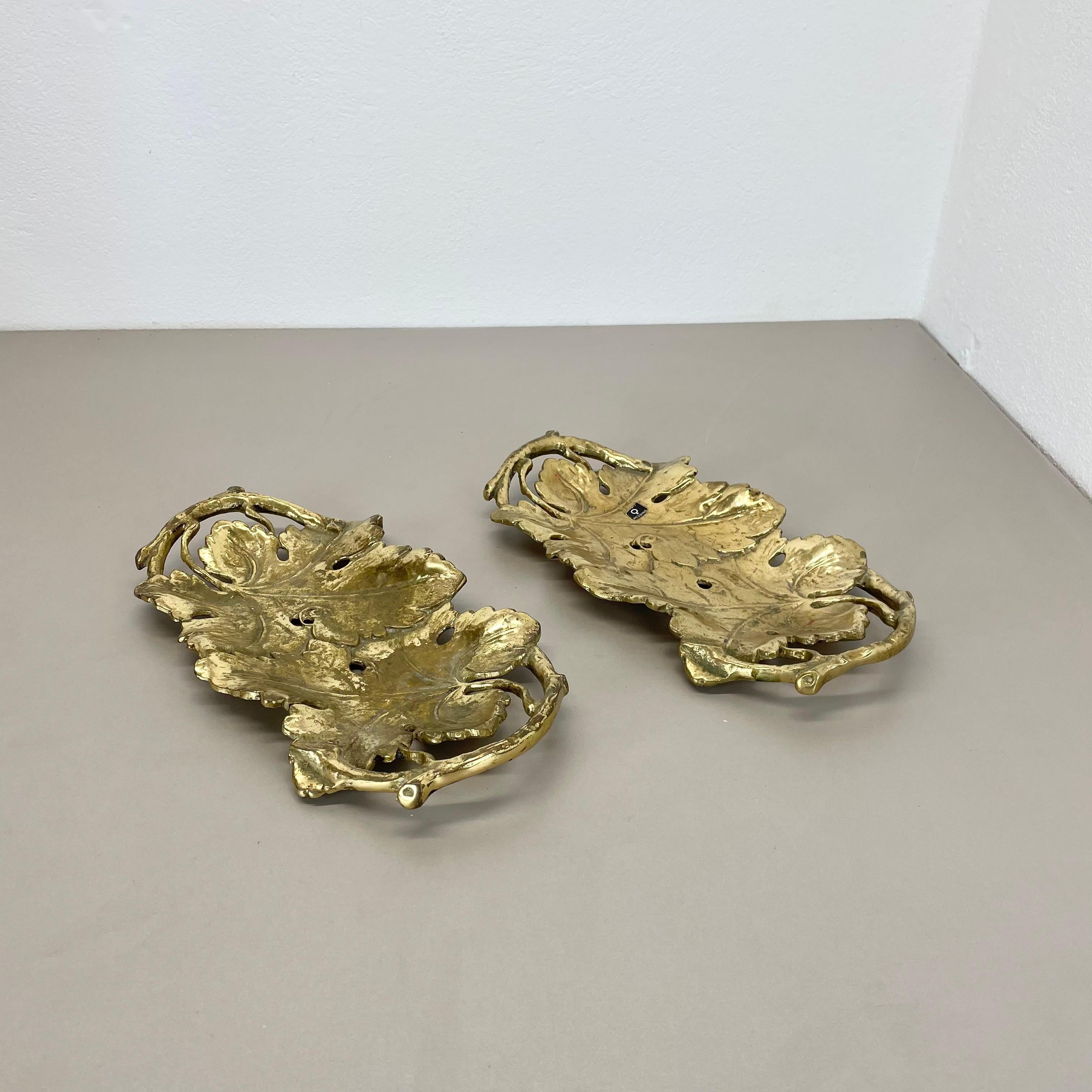 Articolo:

1 di 2

Elemento a conchiglia in ottone


Origine:

Germania


Materiale:

Ottone




Splendido elemento metallico a conchiglia realizzato in Germania negli anni '70. Fabrice di alta qualità degli anni '70 in ottone massiccio, con una