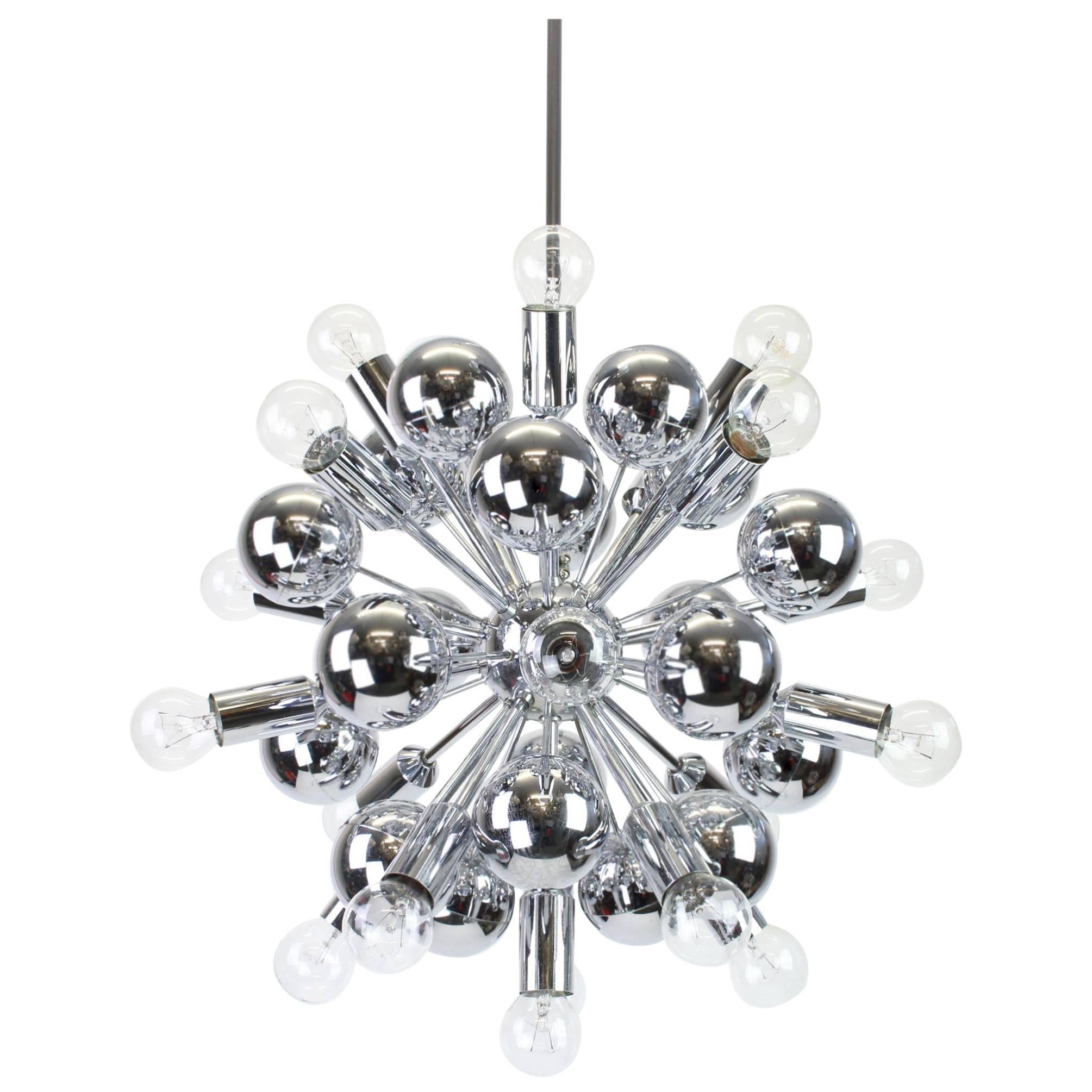 1 de 2 Lampe pendante Sputnik argentée exclusive conçue par Cosack dans les années 1970.

Douilles : Elle nécessite 21 x petites ampoules E14 et est compatible avec les normes américaines, britanniques, etc..
Dimensions :
Diamètre 16