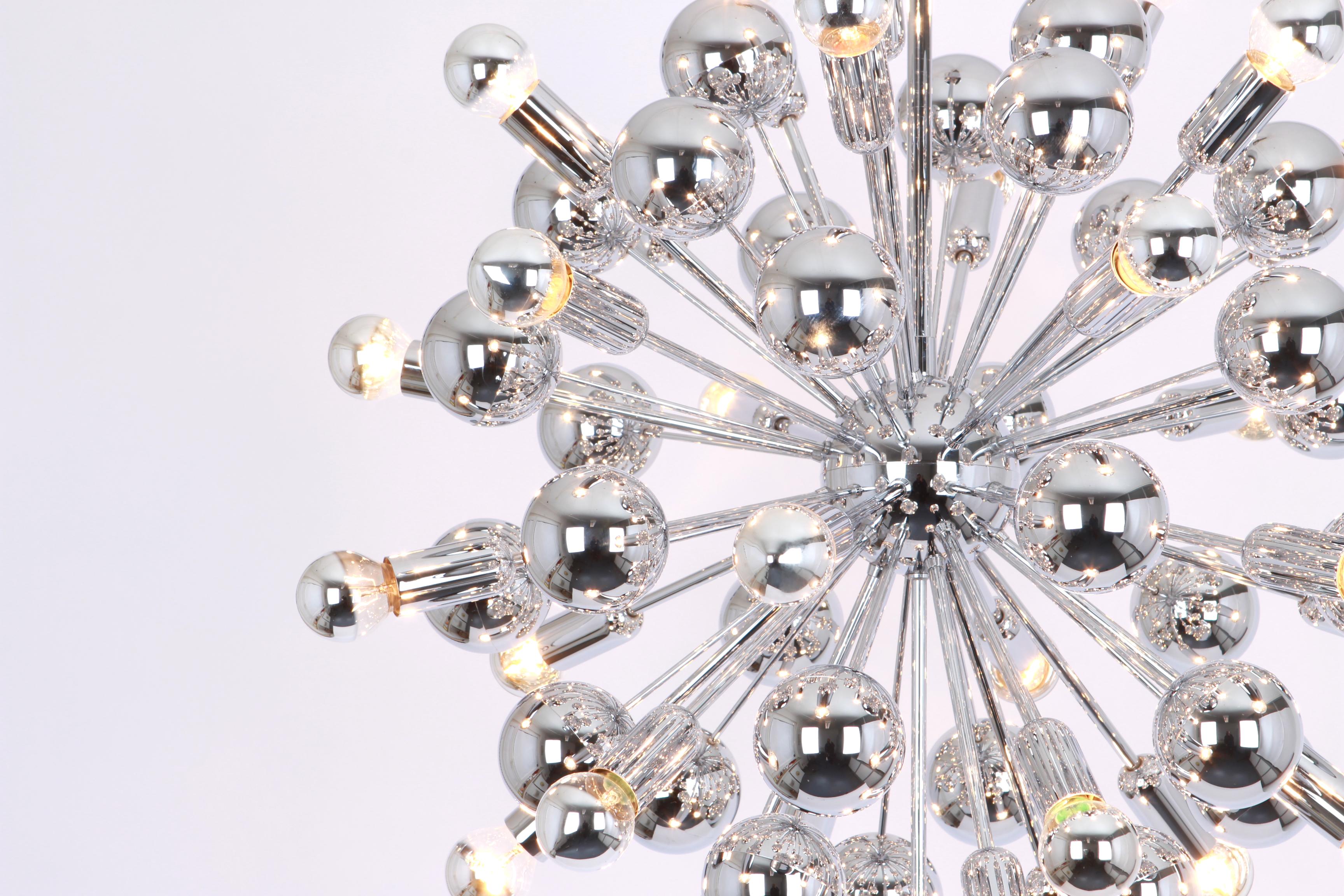 Exklusive und seltene verchromte Sputnik-Pendelleuchte, entworfen von Cosack in den 1970er Jahren.

Fassungen: Es braucht 31 x E14 kleine Glühbirnen-
Glühbirnen sind nicht enthalten. Es ist möglich, diese Leuchte in allen Ländern zu installieren