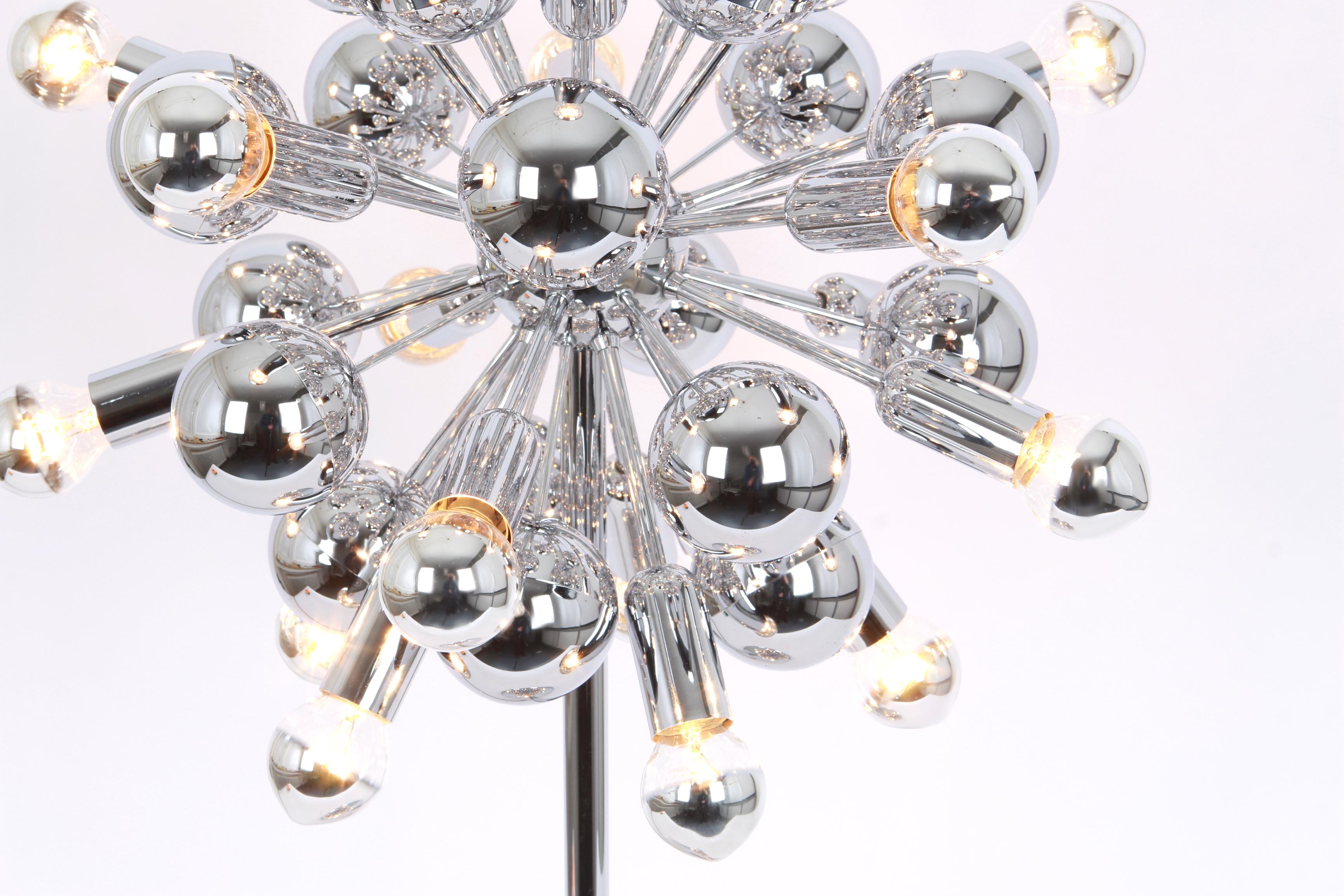 1 von 2 exklusiven silbernen Sputnik-Pendeltischlampen, die Cosack in den 1970er Jahren entworfen hat.

Fassungen: jede Lampe braucht 21 x E14 kleine Glühbirne und kompatibel mit den US, UK, etc... Standards
Abmessungen:
Durchmesser 16