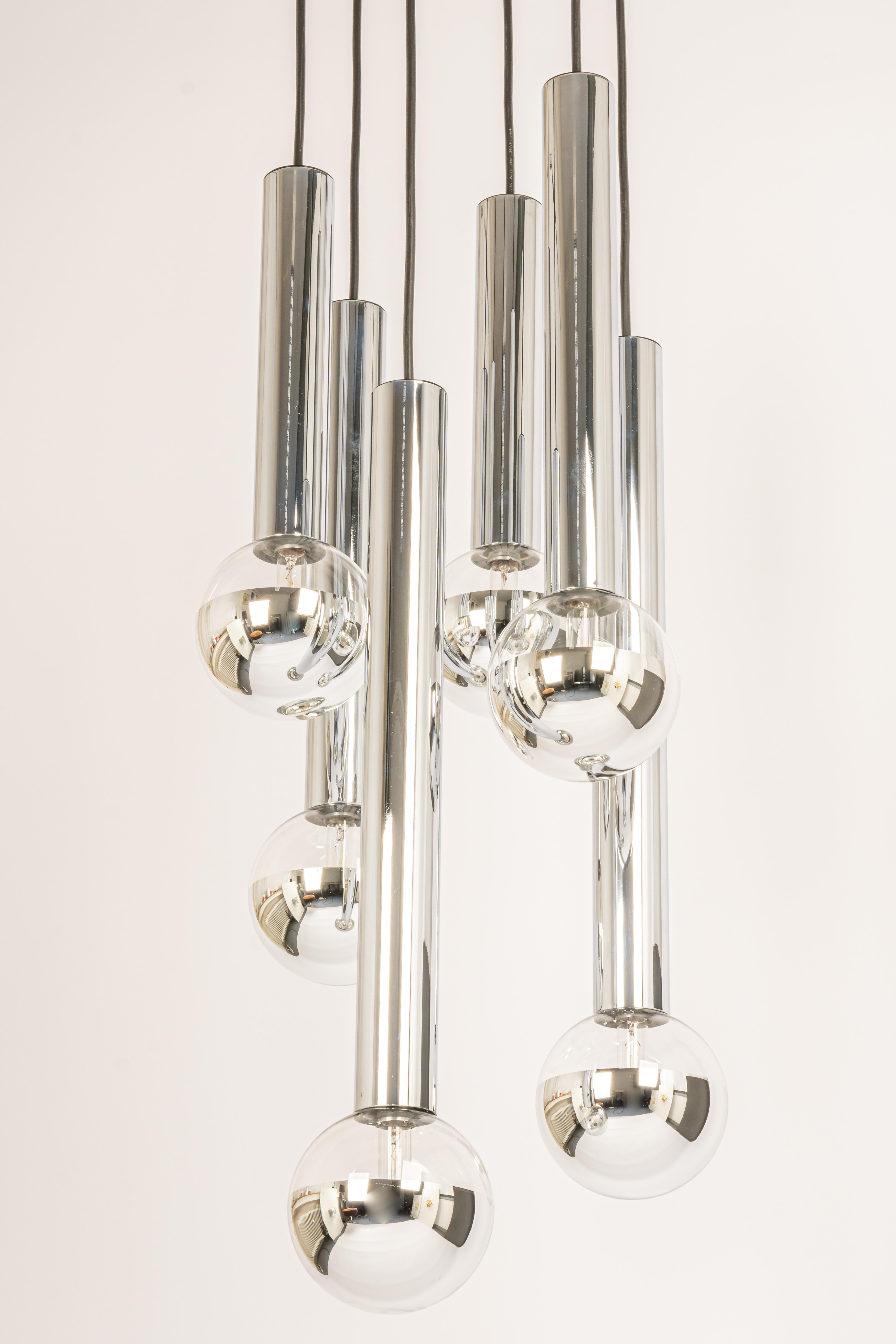 A special large cascading chandelier designed by Motoko Ishii for Staff Leuchten, manufactured in Germany, circa the 1970s with 6 round bubble Clear glasses.
Wonderful form and stunning light effect.
Sockets: 6 x E14 small bulbs. (40 W max for