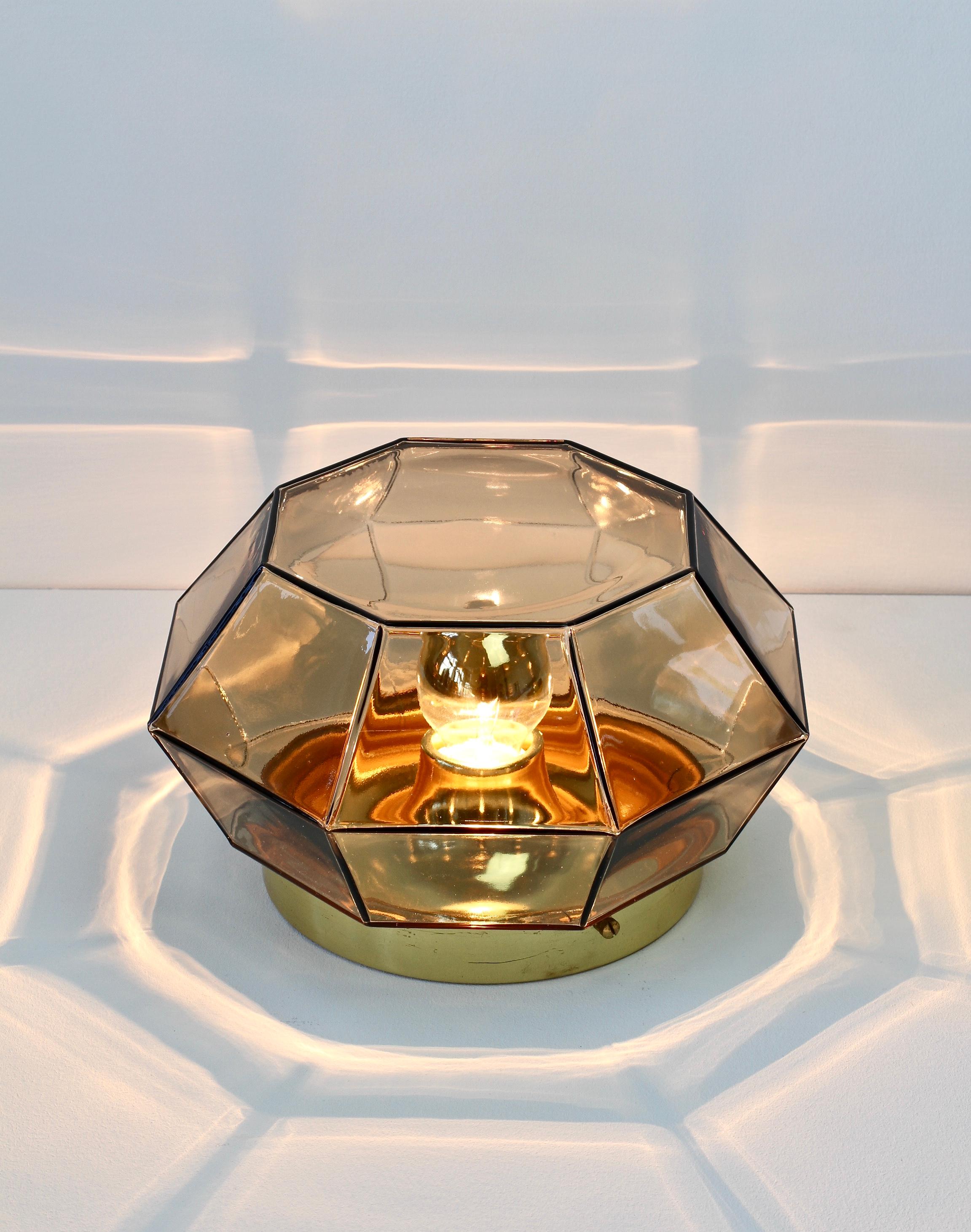 1 di 2 grandi luci geometriche in vetro fumé e ottone di Limburg, anni '70 in vendita 3