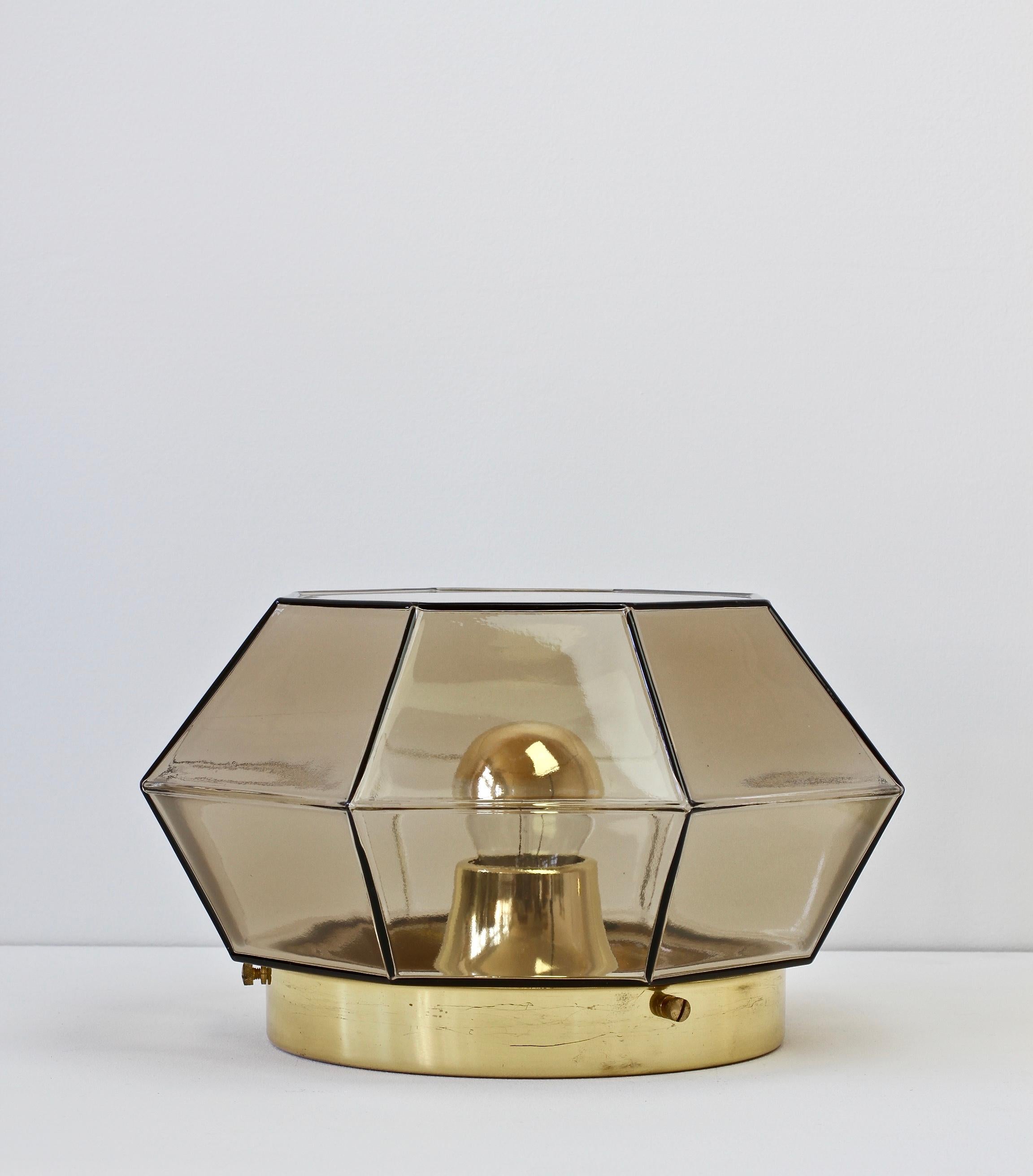 Mid-Century moderno 1 di 2 grandi luci geometriche in vetro fumé e ottone di Limburg, anni '70 in vendita