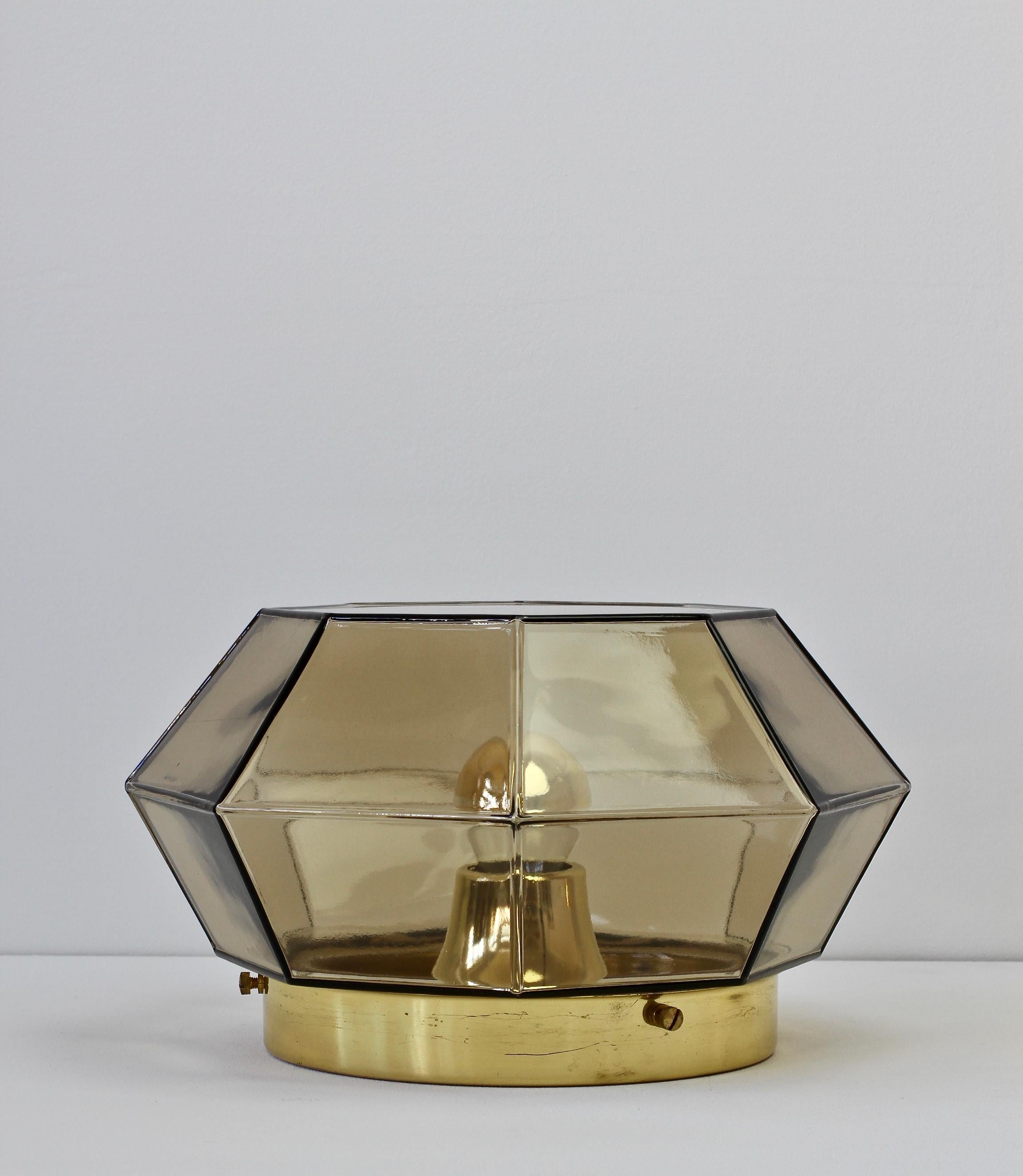 Tedesco 1 di 2 grandi luci geometriche in vetro fumé e ottone di Limburg, anni '70 in vendita