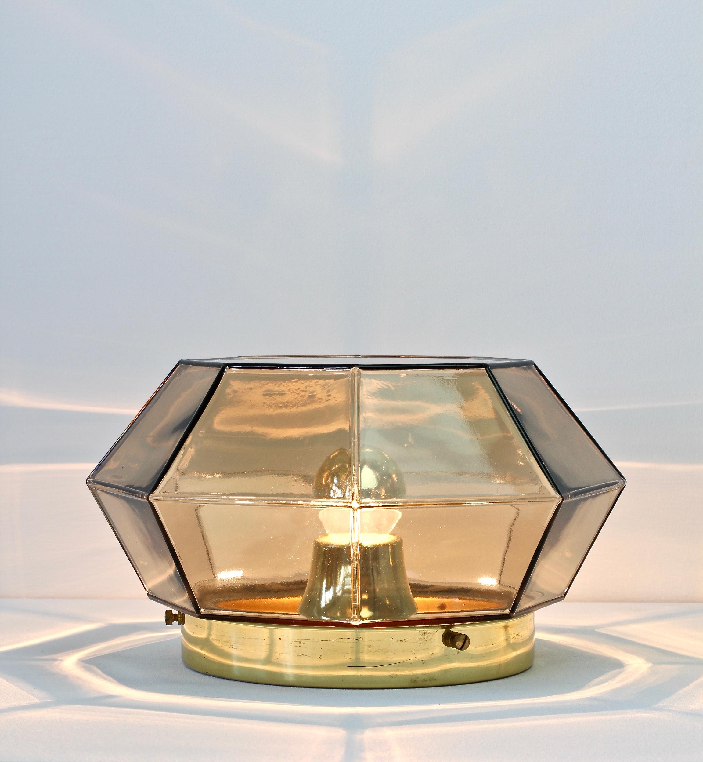 Stampato 1 di 2 grandi luci geometriche in vetro fumé e ottone di Limburg, anni '70 in vendita