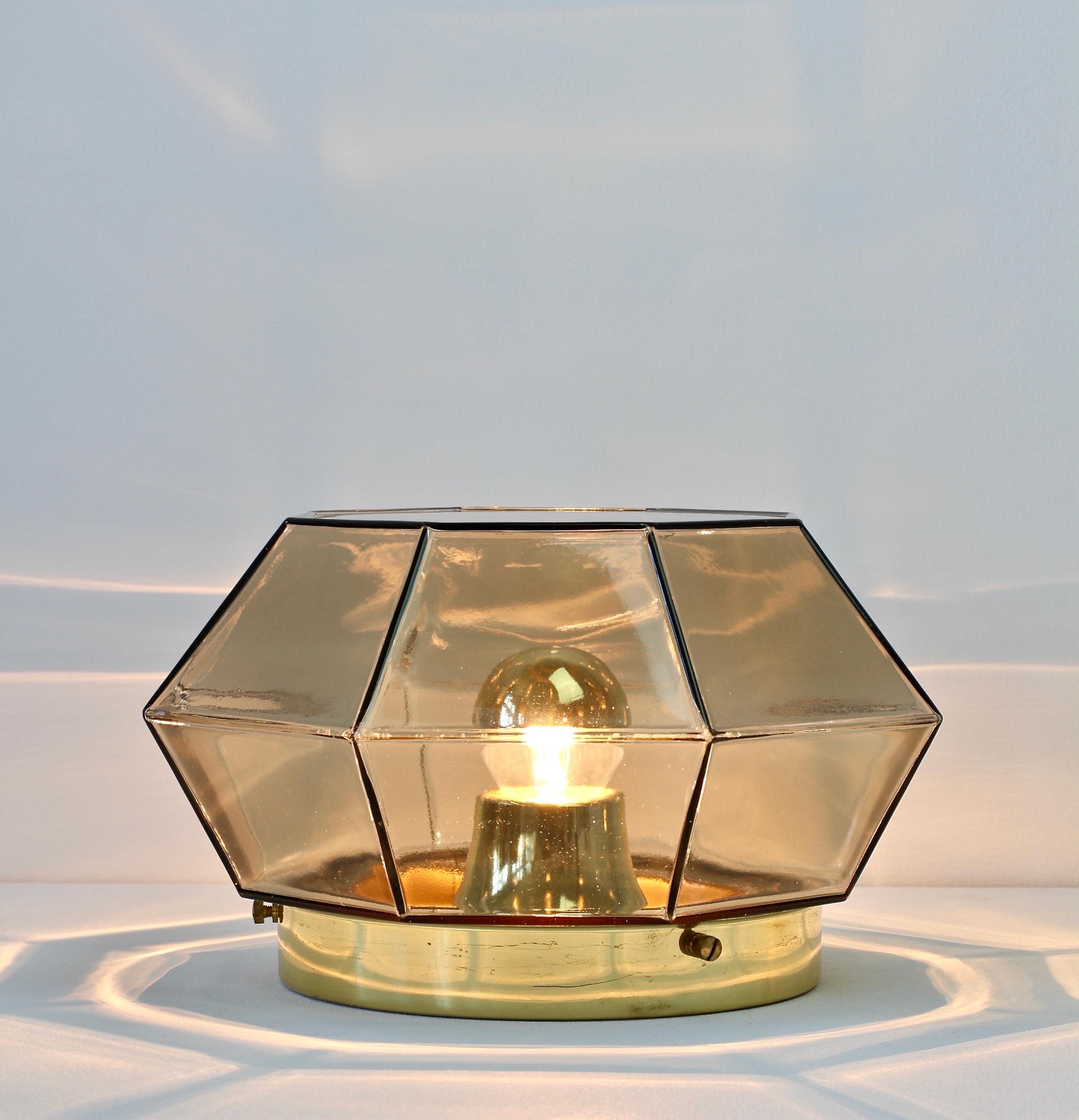 1 di 2 grandi luci geometriche in vetro fumé e ottone di Limburg, anni '70 In condizioni buone in vendita a Landau an der Isar, Bayern