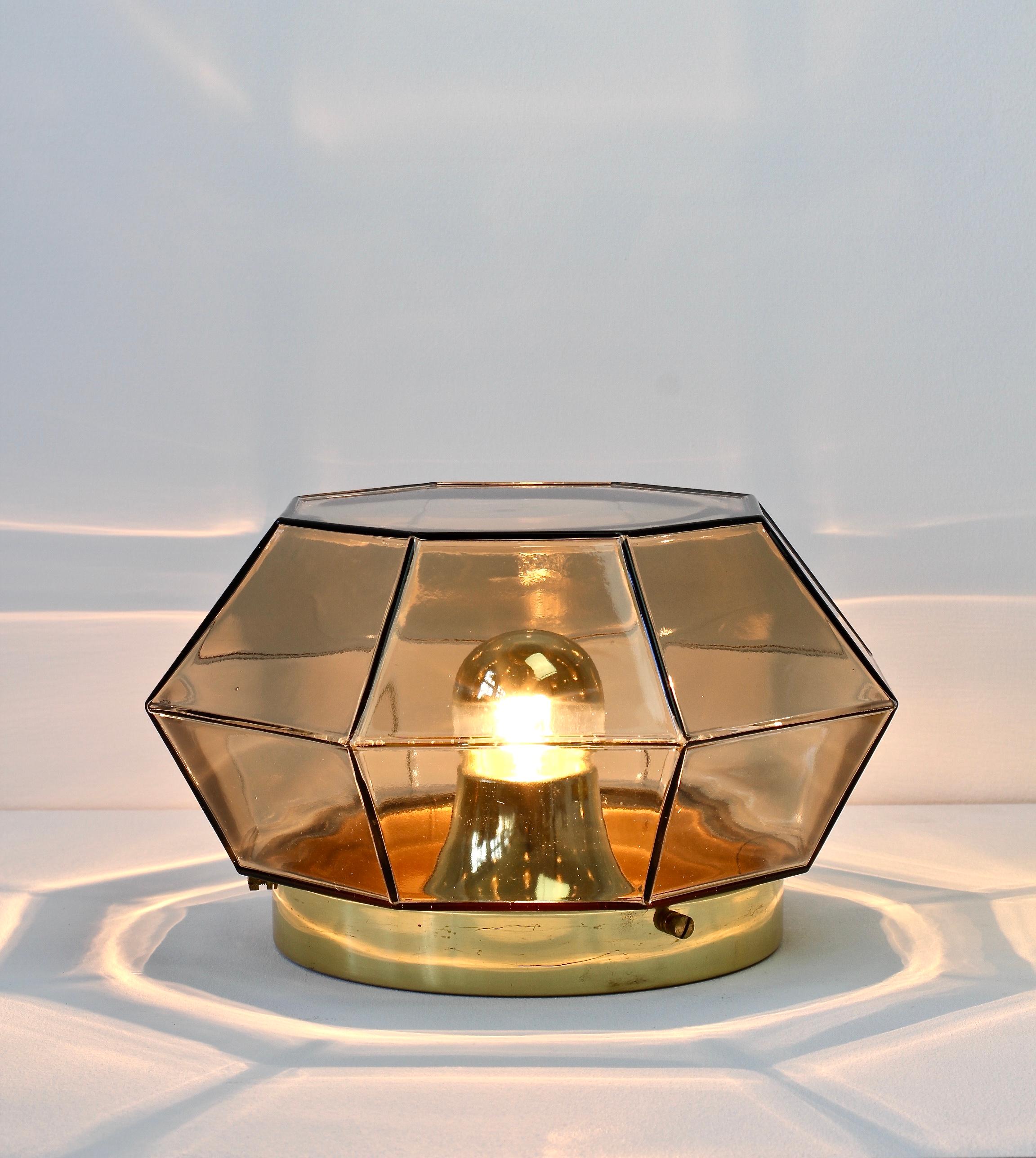 XX secolo 1 di 2 grandi luci geometriche in vetro fumé e ottone di Limburg, anni '70 in vendita