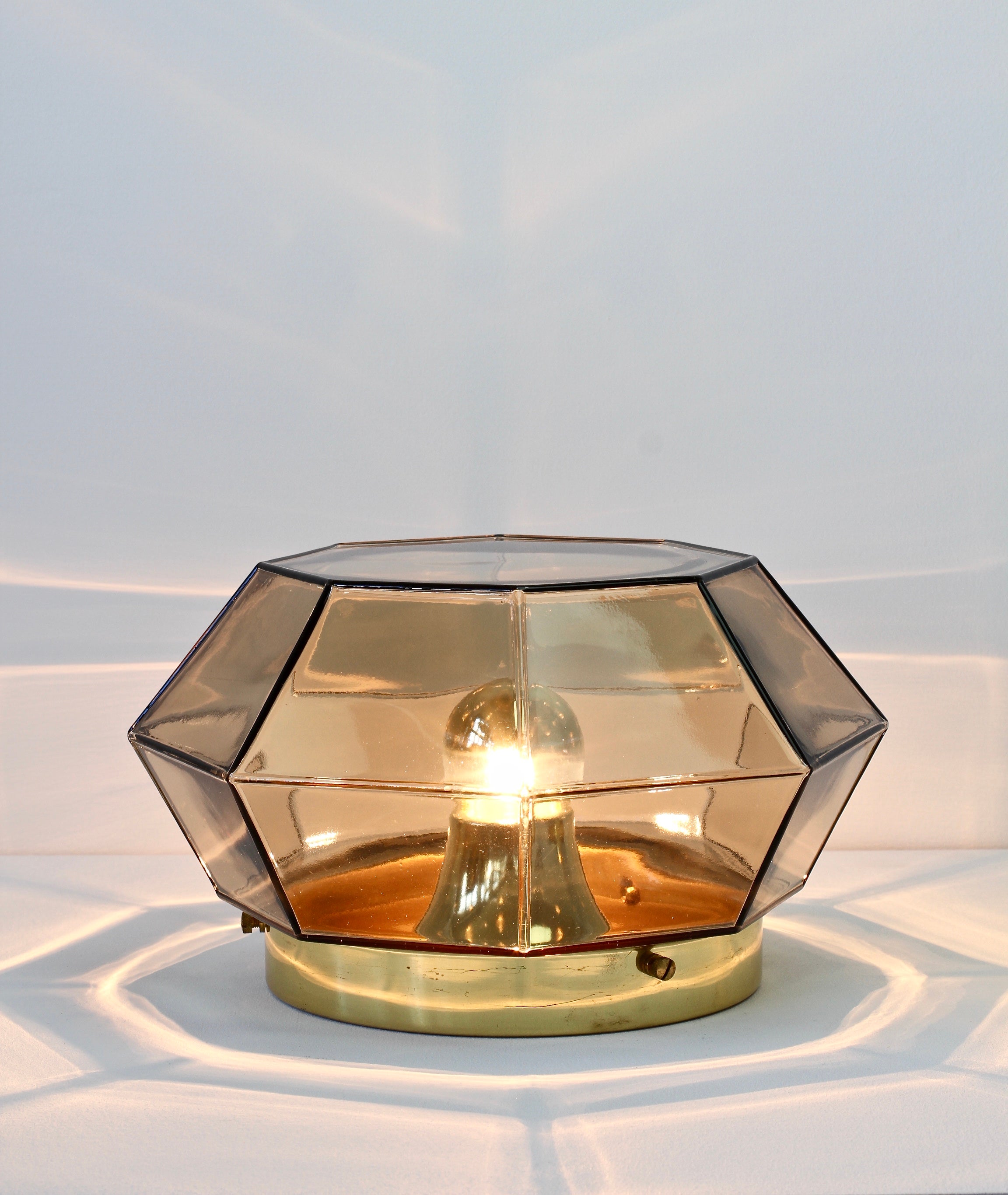 Vetro 1 di 2 grandi luci geometriche in vetro fumé e ottone di Limburg, anni '70 in vendita