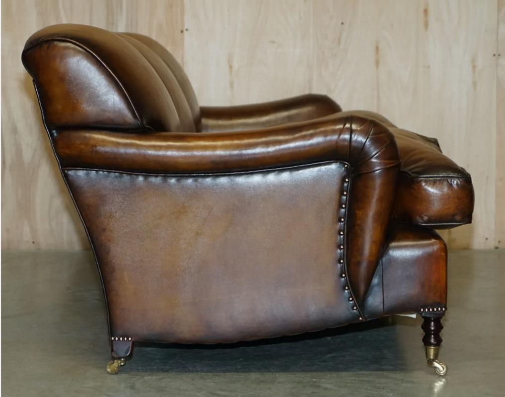 1 DE 2 GRANDS SMITH HOWARD & SON's SIGNATURE SCROLL ARM SOFA en cuir marron en vente 4
