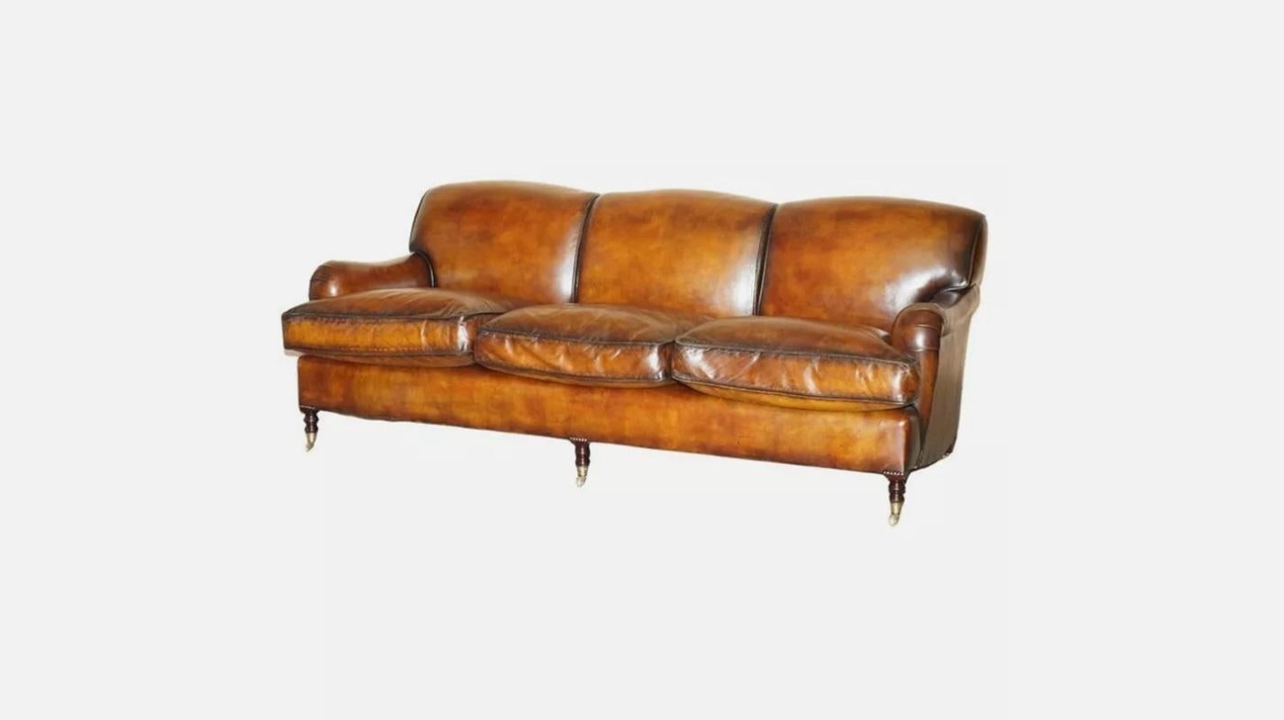 Royal House Antiques

The House Antiques a le plaisir d'offrir à la vente l'un des deux grands canapés George Smith Signature Scroll Arm, entièrement restaurés, avec des coussins de base remplis de plumes et recouverts du cuir marron Heritage