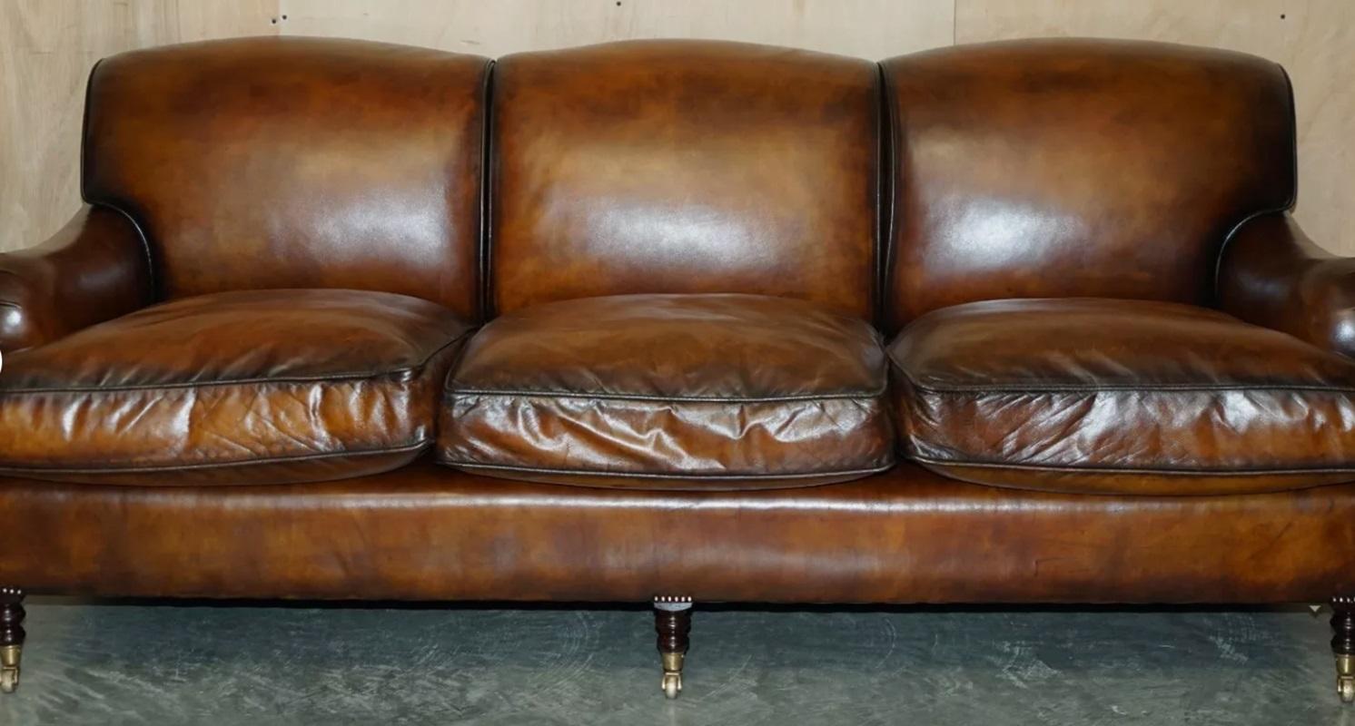 Anglais 1 DE 2 GRANDS SMITH HOWARD & SON's SIGNATURE SCROLL ARM SOFA en cuir marron en vente