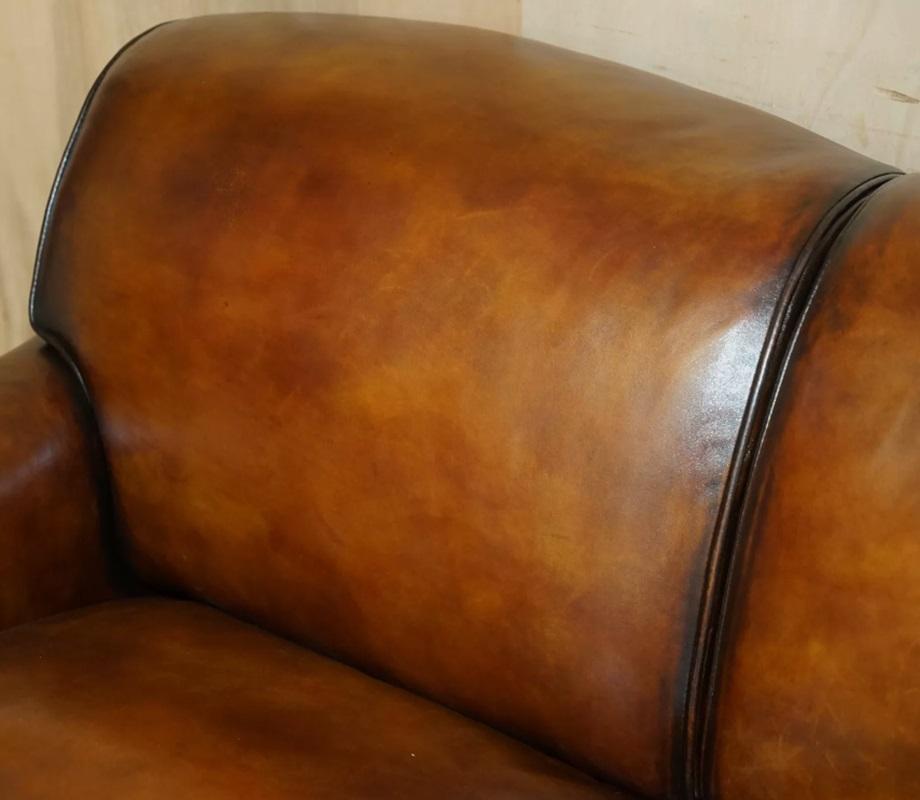 Fait main 1 DE 2 GRANDS SMITH HOWARD & SON's SIGNATURE SCROLL ARM SOFA en cuir marron en vente