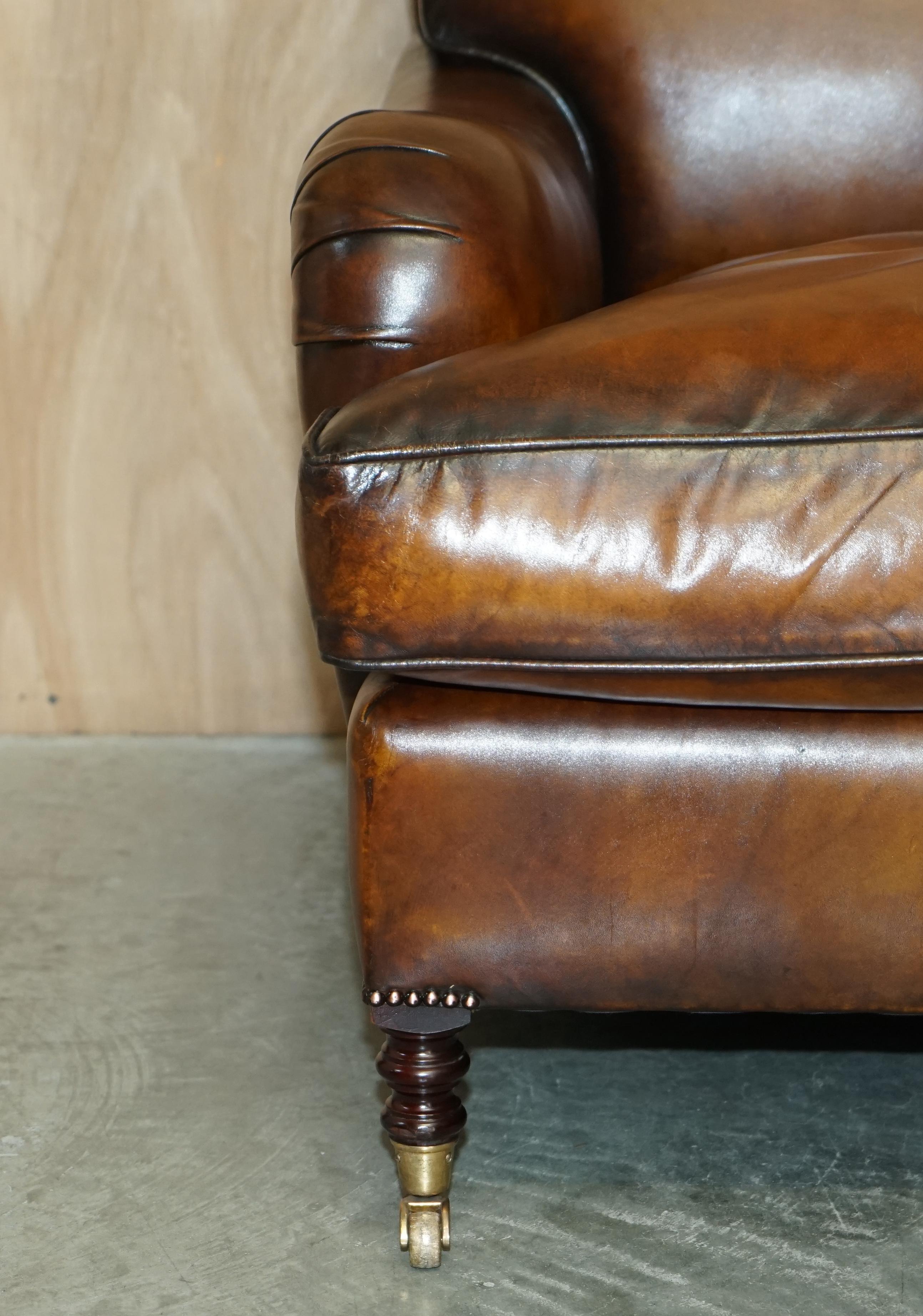 20ième siècle 1 DE 2 GRANDS SMITH HOWARD & SON's SIGNATURE SCROLL ARM SOFA en cuir marron en vente
