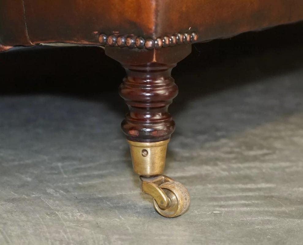 1 DE 2 GRANDS SMITH HOWARD & SON's SIGNATURE SCROLL ARM SOFA en cuir marron Bon état - En vente à West Sussex, Pulborough