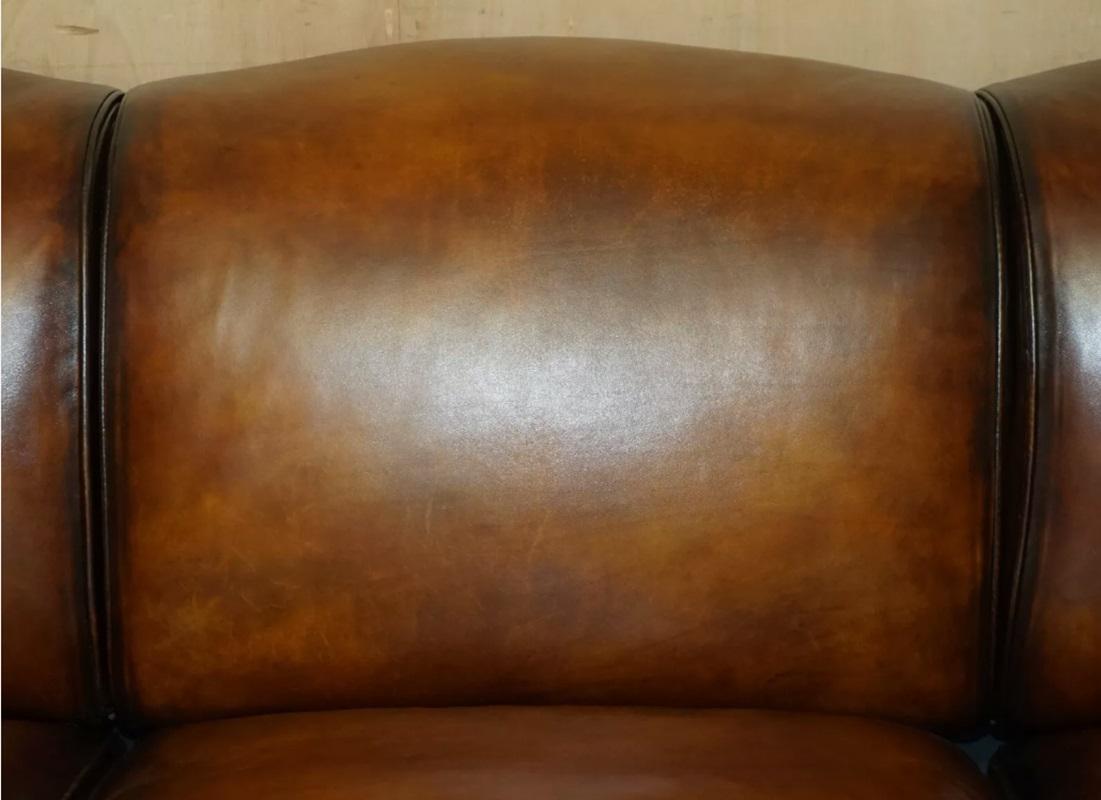 20ième siècle 1 DE 2 GRANDS SMITH HOWARD & SON's SIGNATURE SCROLL ARM SOFA en cuir marron en vente