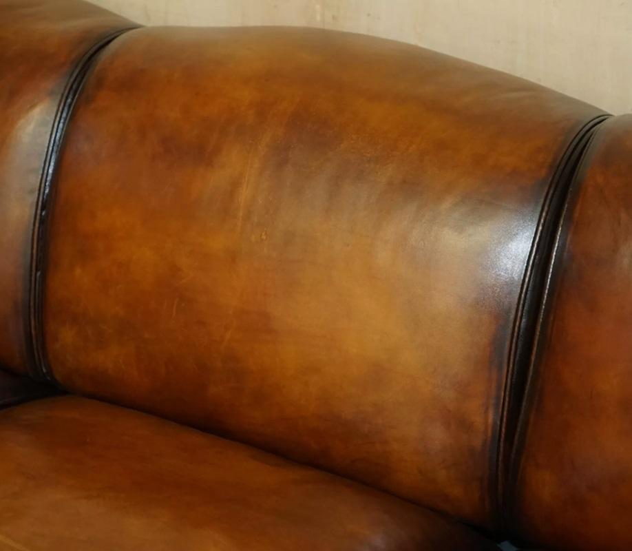 Cuir 1 DE 2 GRANDS SMITH HOWARD & SON's SIGNATURE SCROLL ARM SOFA en cuir marron en vente