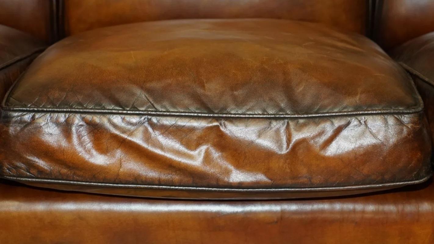 1 DE 2 GRANDS SMITH HOWARD & SON's SIGNATURE SCROLL ARM SOFA en cuir marron en vente 1
